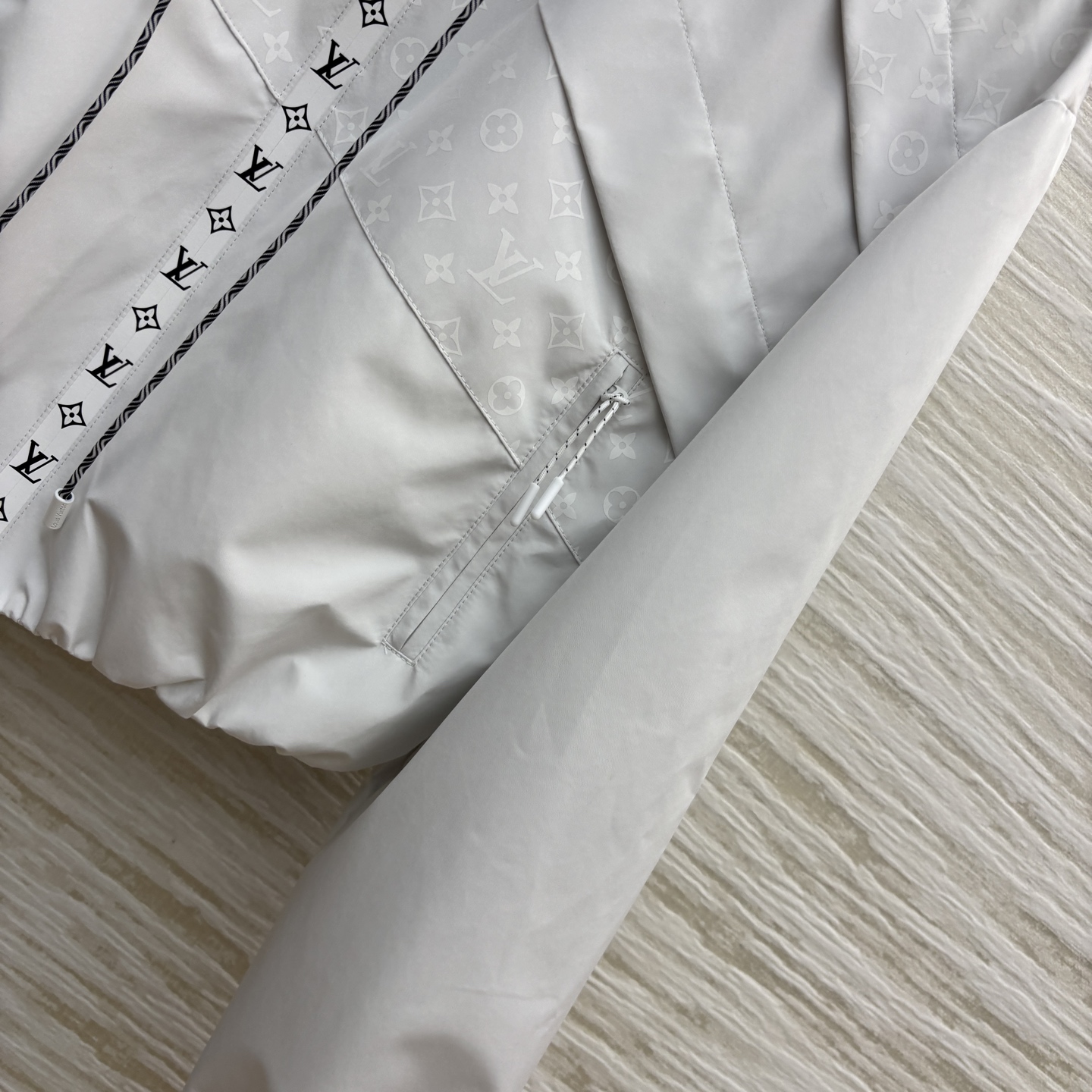 L家 25早秋新款 暗纹老花拼接连帽夹克外套 拉链短款连帽设计帅气有型 轻松营造酷帅氛围感 拼接老花印花