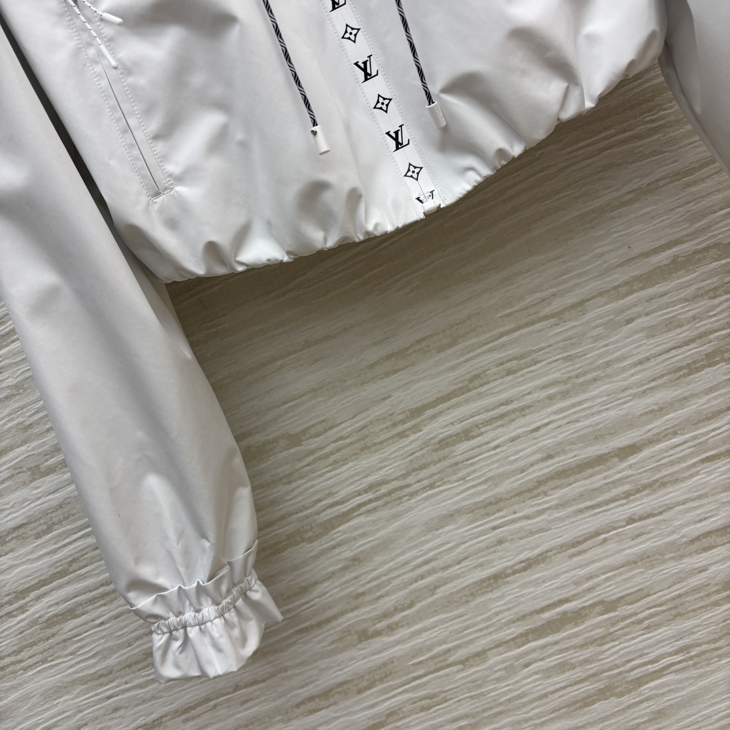 L家 25早秋新款 暗纹老花拼接连帽夹克外套 拉链短款连帽设计帅气有型 轻松营造酷帅氛围感 拼接老花印花