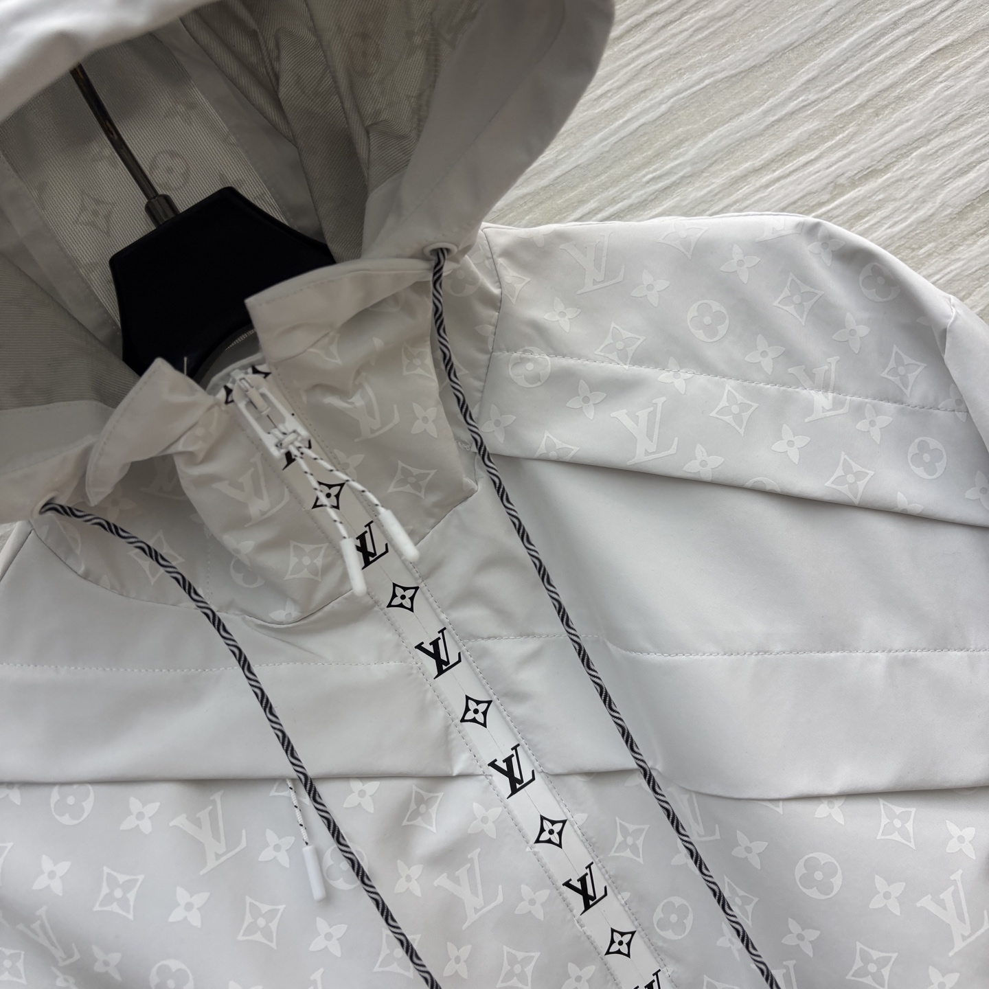 L家 25早秋新款 暗纹老花拼接连帽夹克外套 拉链短款连帽设计帅气有型 轻松营造酷帅氛围感 拼接老花印花