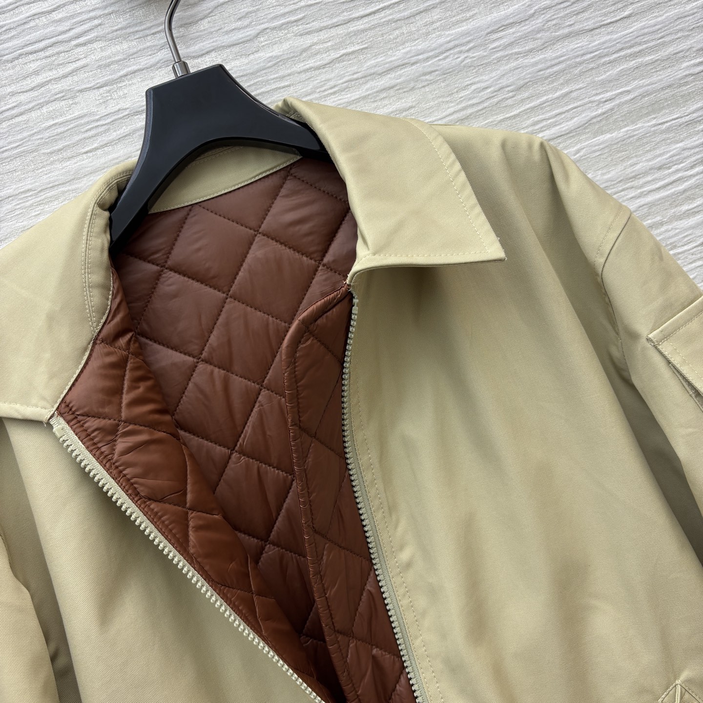 蒙口家 25早秋新款 假两件拼接菱格夹棉夹克外套 拼接菱格夹棉内衬 假两件设计增加层次感的同时也不显得臃