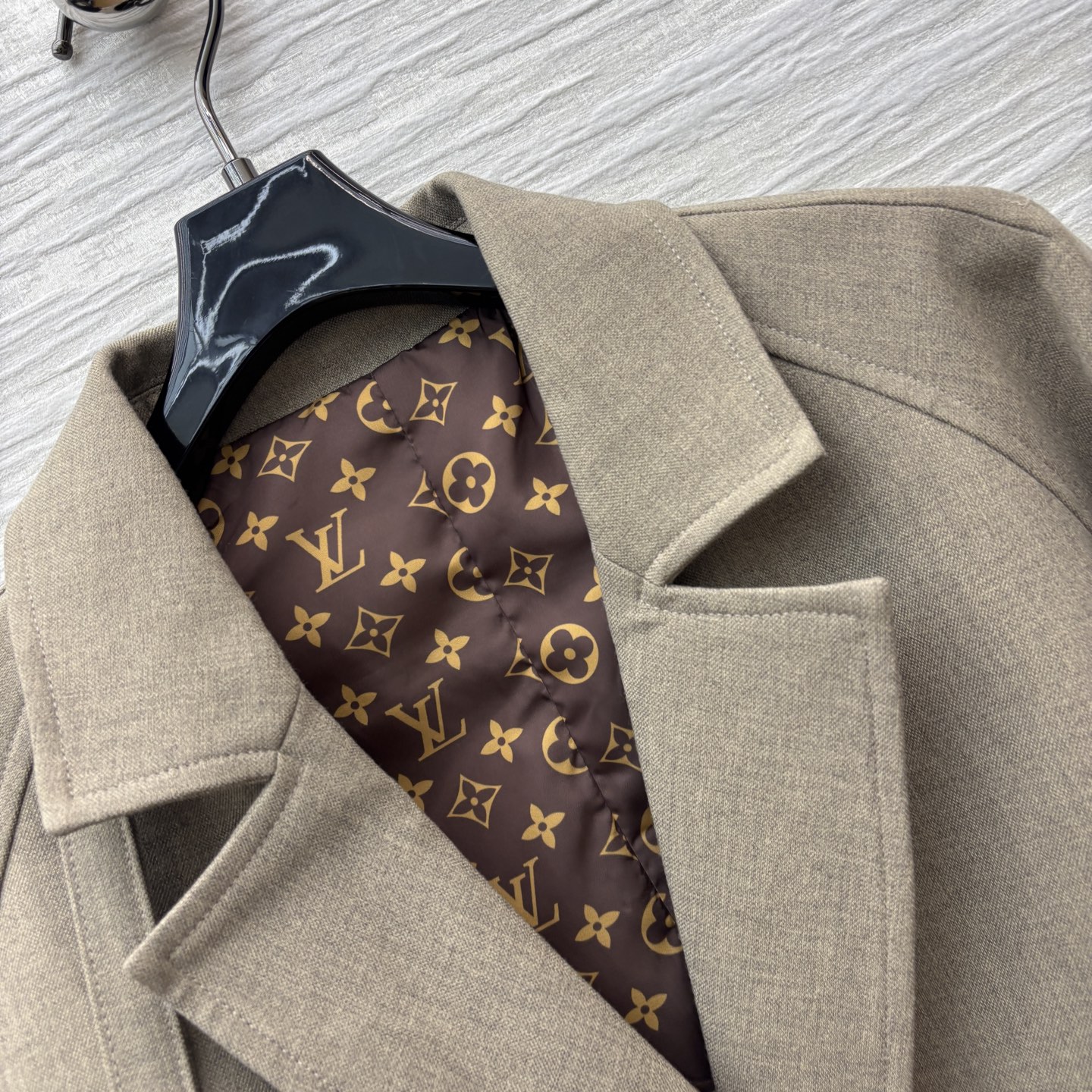 L家 25早秋新款 卡其色风衣外套 翻领宽松版型 增添实用性 配有本布腰带收腰 版型非常显瘦撑气场 卡其