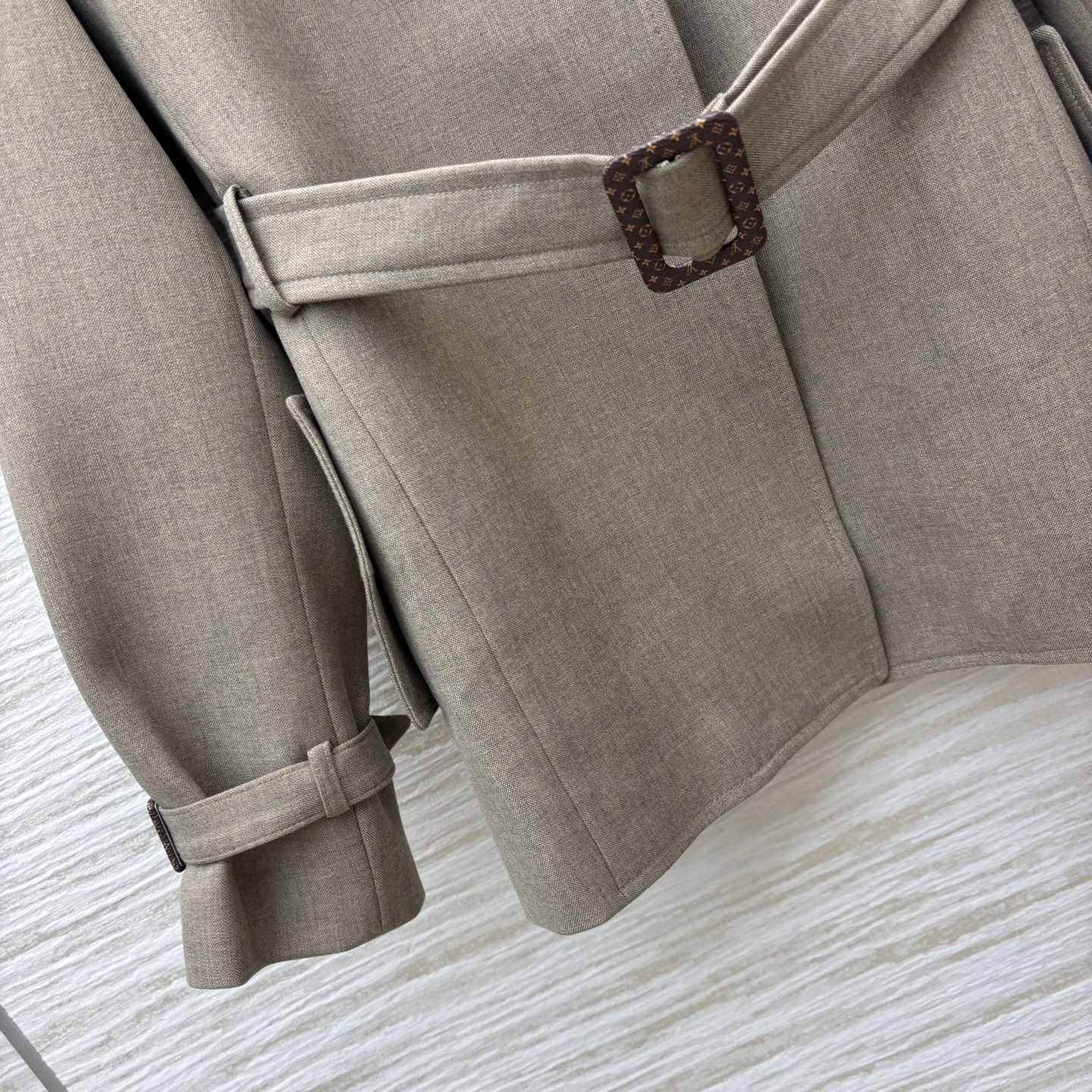 L家 25早秋新款 卡其色风衣外套 翻领宽松版型 增添实用性 配有本布腰带收腰 版型非常显瘦撑气场 卡其