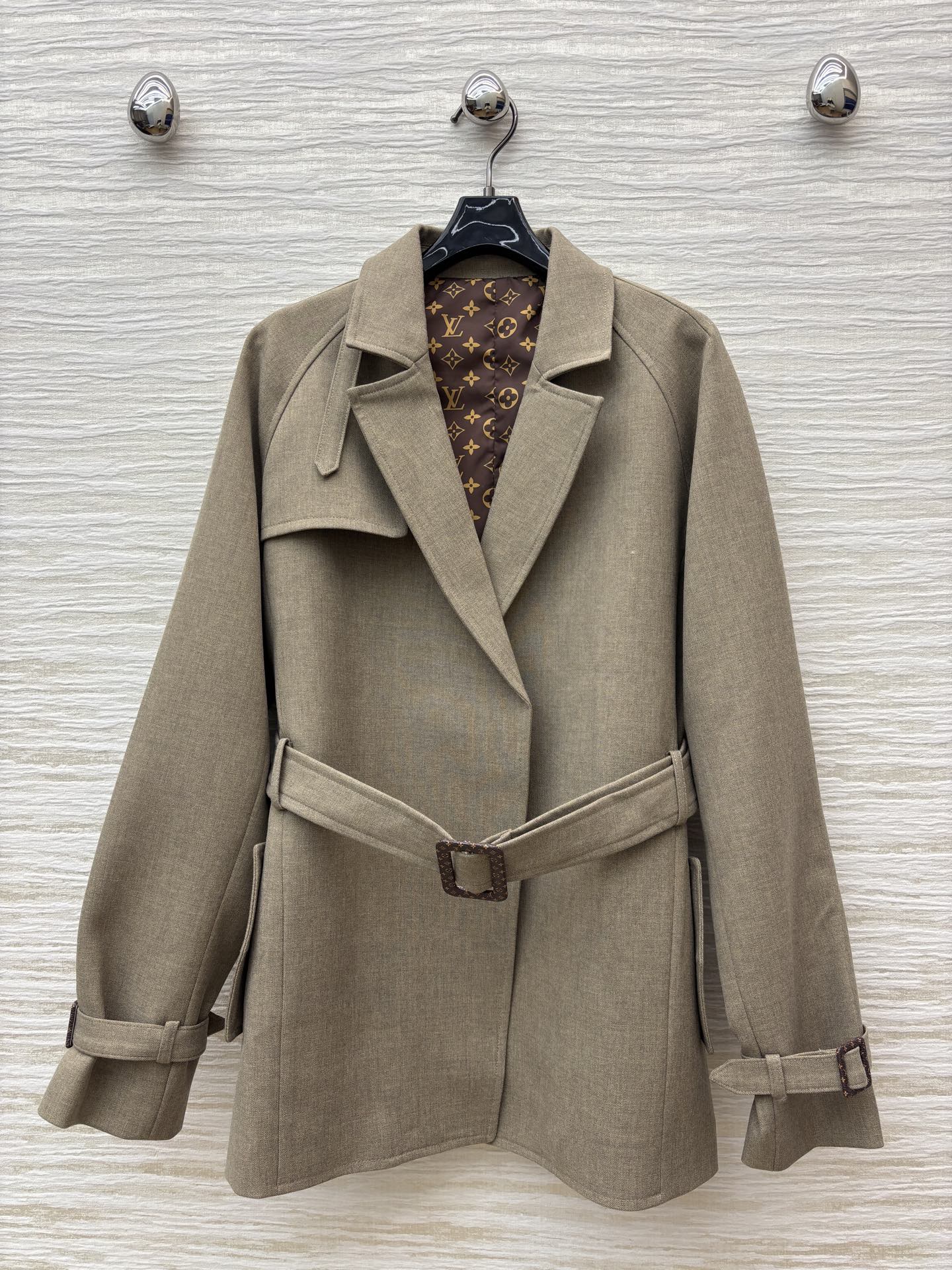 L家 25早秋新款 卡其色风衣外套 翻领宽松版型 增添实用性 配有本布腰带收腰 版型非常显瘦撑气场 卡其