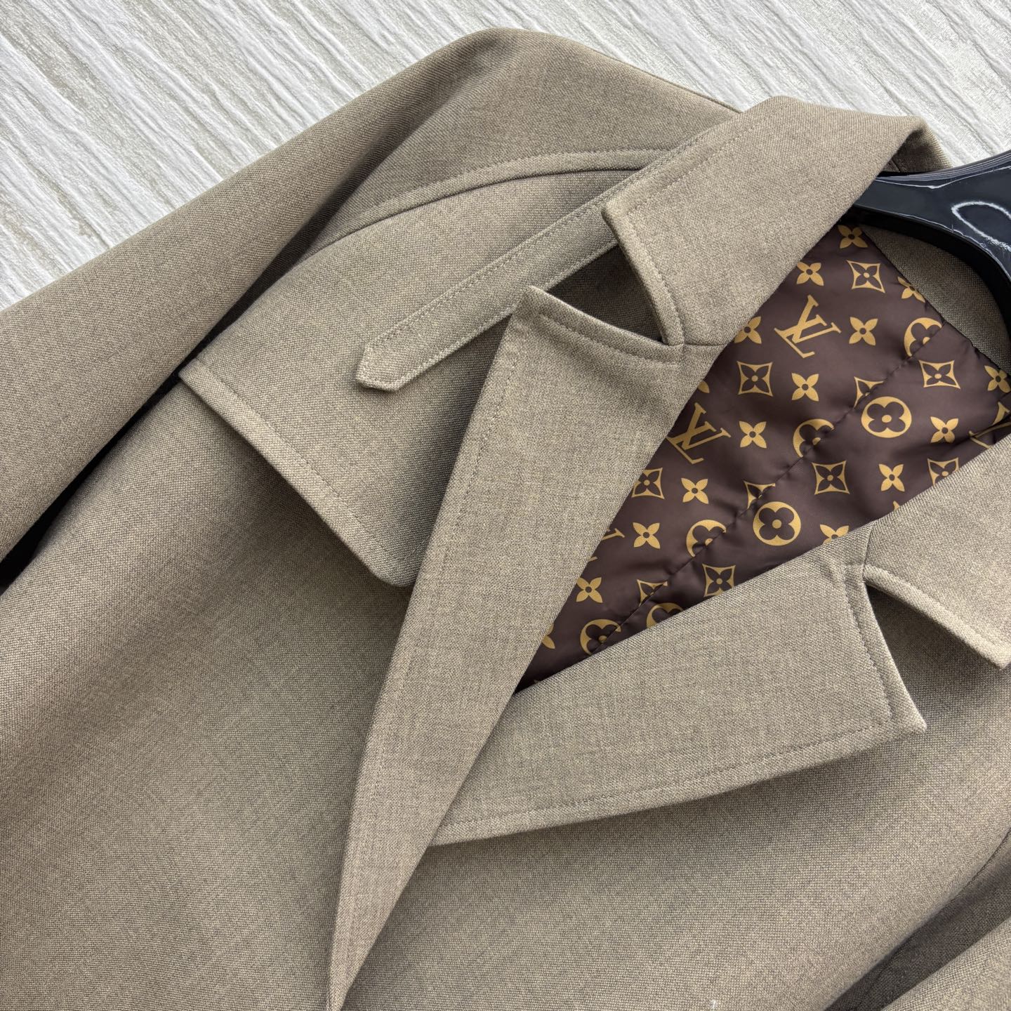 L家 25早秋新款 卡其色风衣外套 翻领宽松版型 增添实用性 配有本布腰带收腰 版型非常显瘦撑气场 卡其