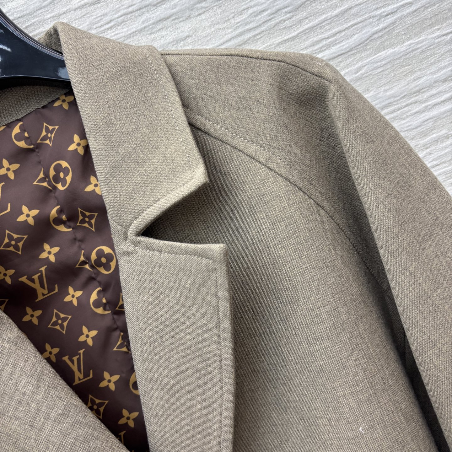 L家 25早秋新款 卡其色风衣外套 翻领宽松版型 增添实用性 配有本布腰带收腰 版型非常显瘦撑气场 卡其