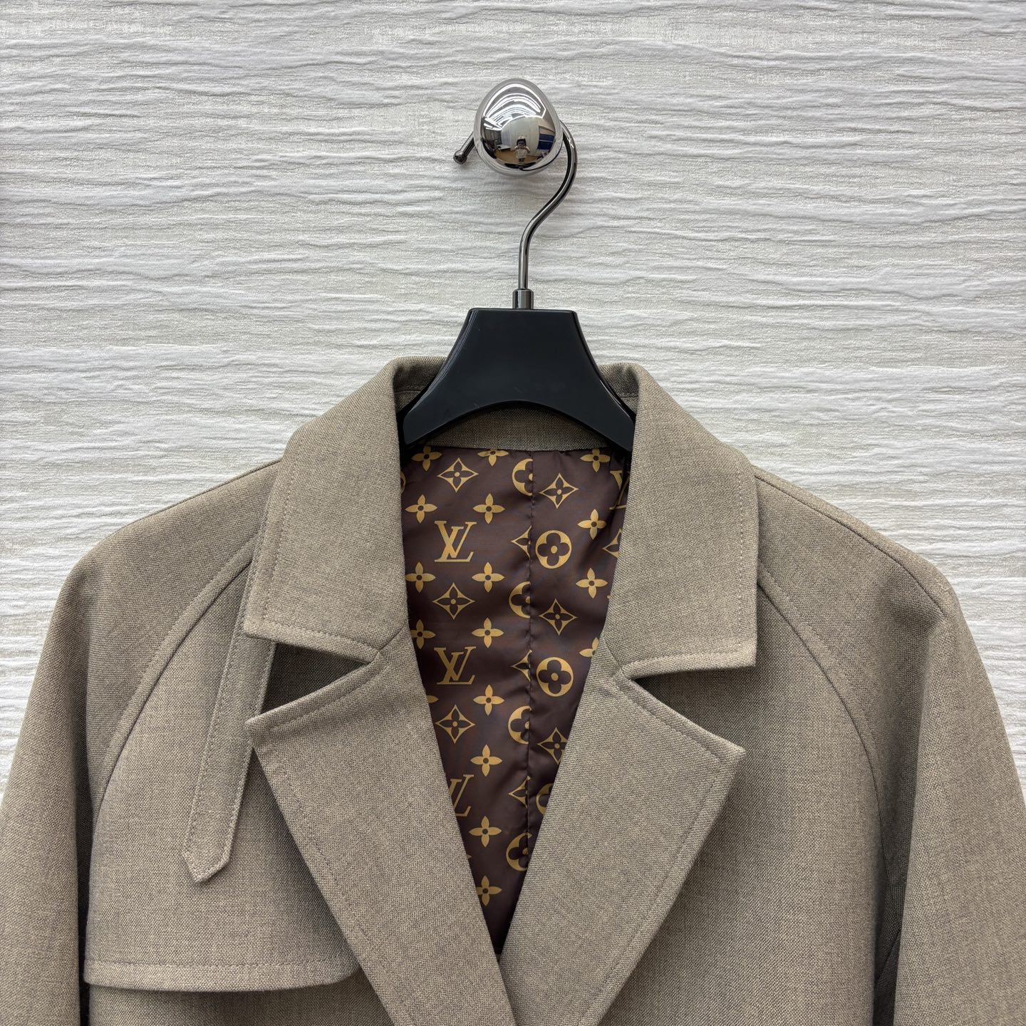 L家 25早秋新款 卡其色风衣外套 翻领宽松版型 增添实用性 配有本布腰带收腰 版型非常显瘦撑气场 卡其