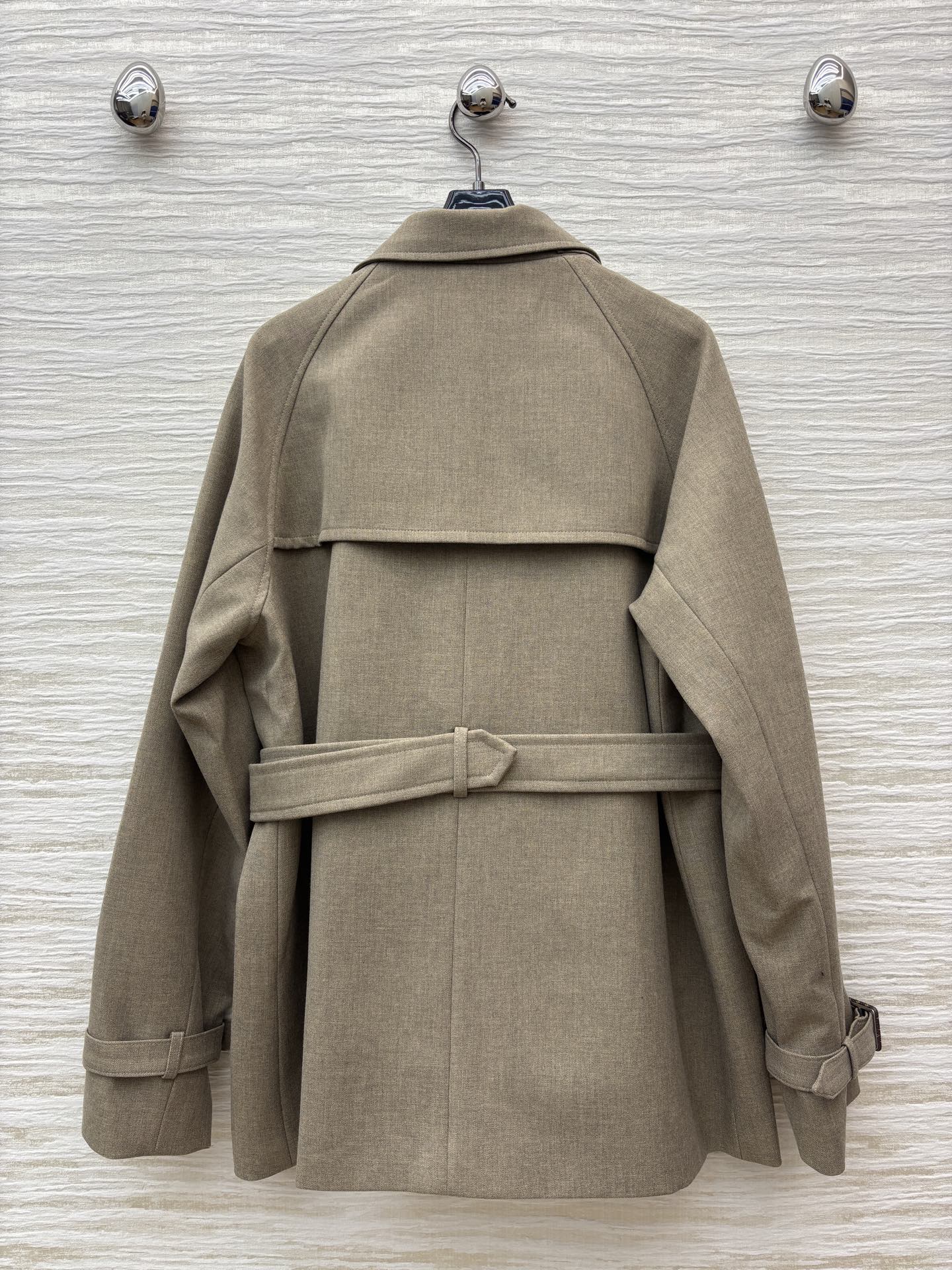 L家 25早秋新款 卡其色风衣外套 翻领宽松版型 增添实用性 配有本布腰带收腰 版型非常显瘦撑气场 卡其