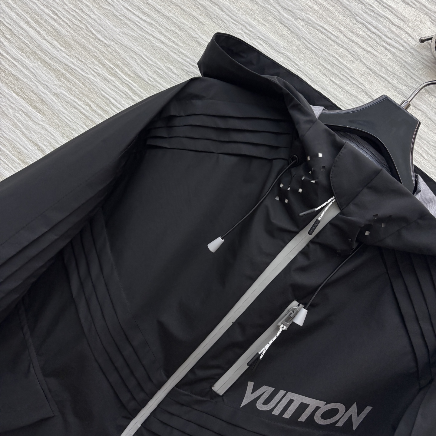 L家 25秋冬新款 户外冲锋衣连帽外套 颜值高品质好早秋必备时髦单品 面料是户外三防面料 男女都可 整体