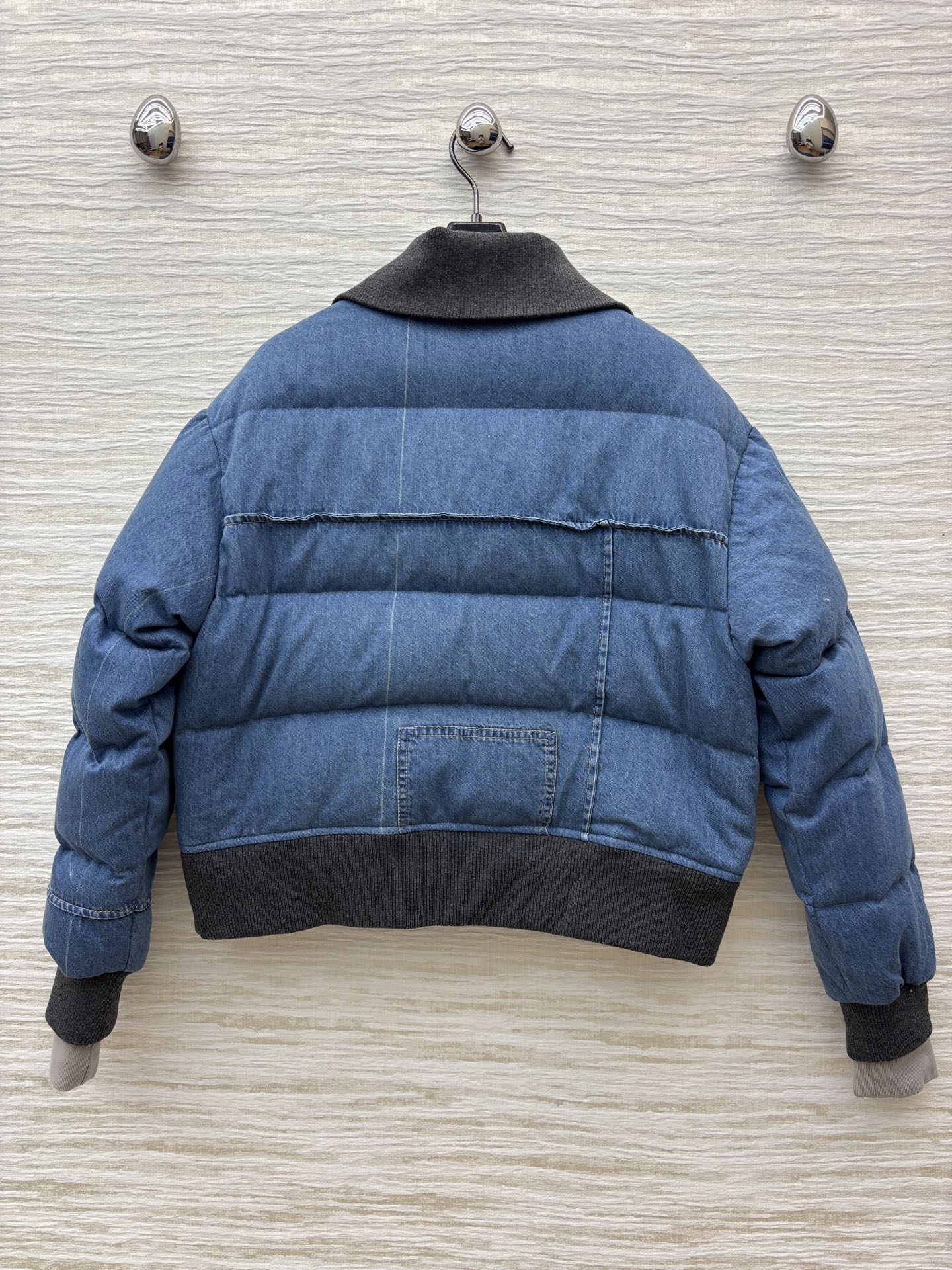 L家 25秋冬新款 翻领牛仔羽绒服 牛仔与羽绒的奇妙碰撞 复古又保暖 轻松拿捏冬日时尚感 宽松H版型藏肉