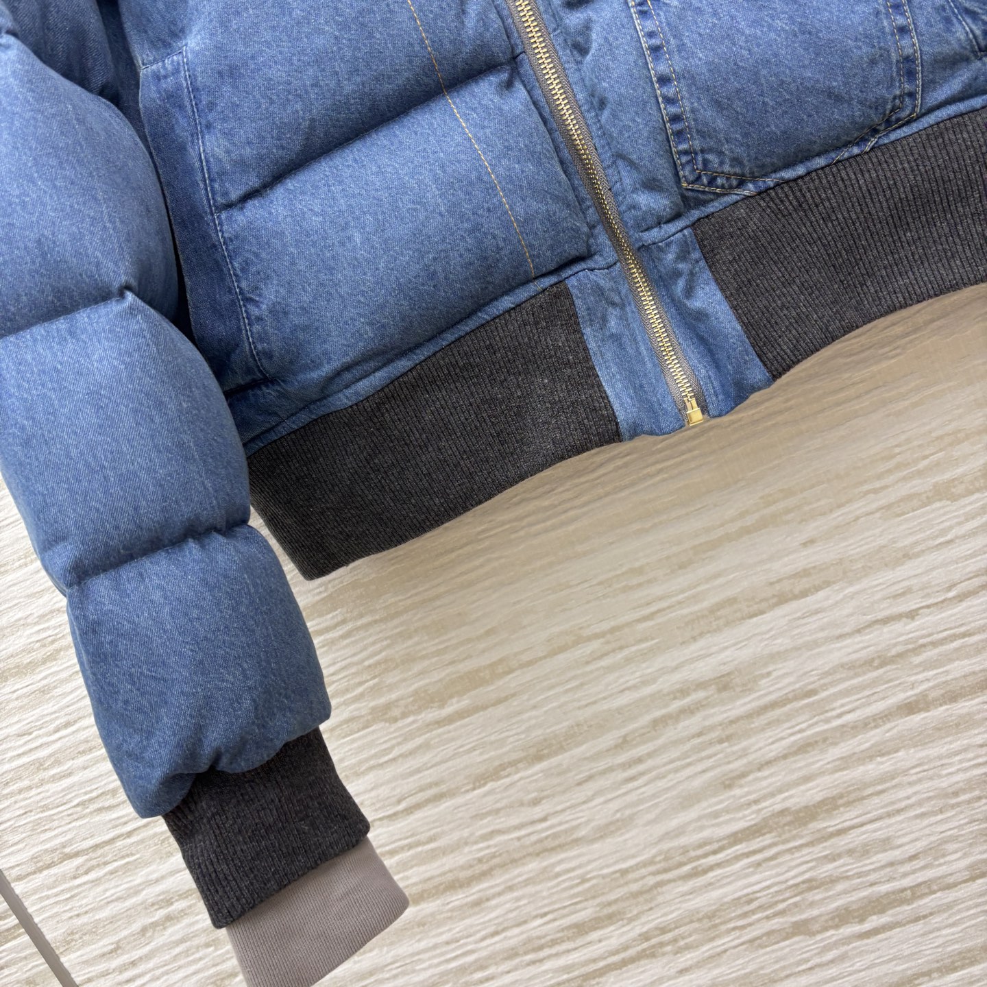 L家 25秋冬新款 翻领牛仔羽绒服 牛仔与羽绒的奇妙碰撞 复古又保暖 轻松拿捏冬日时尚感 宽松H版型藏肉