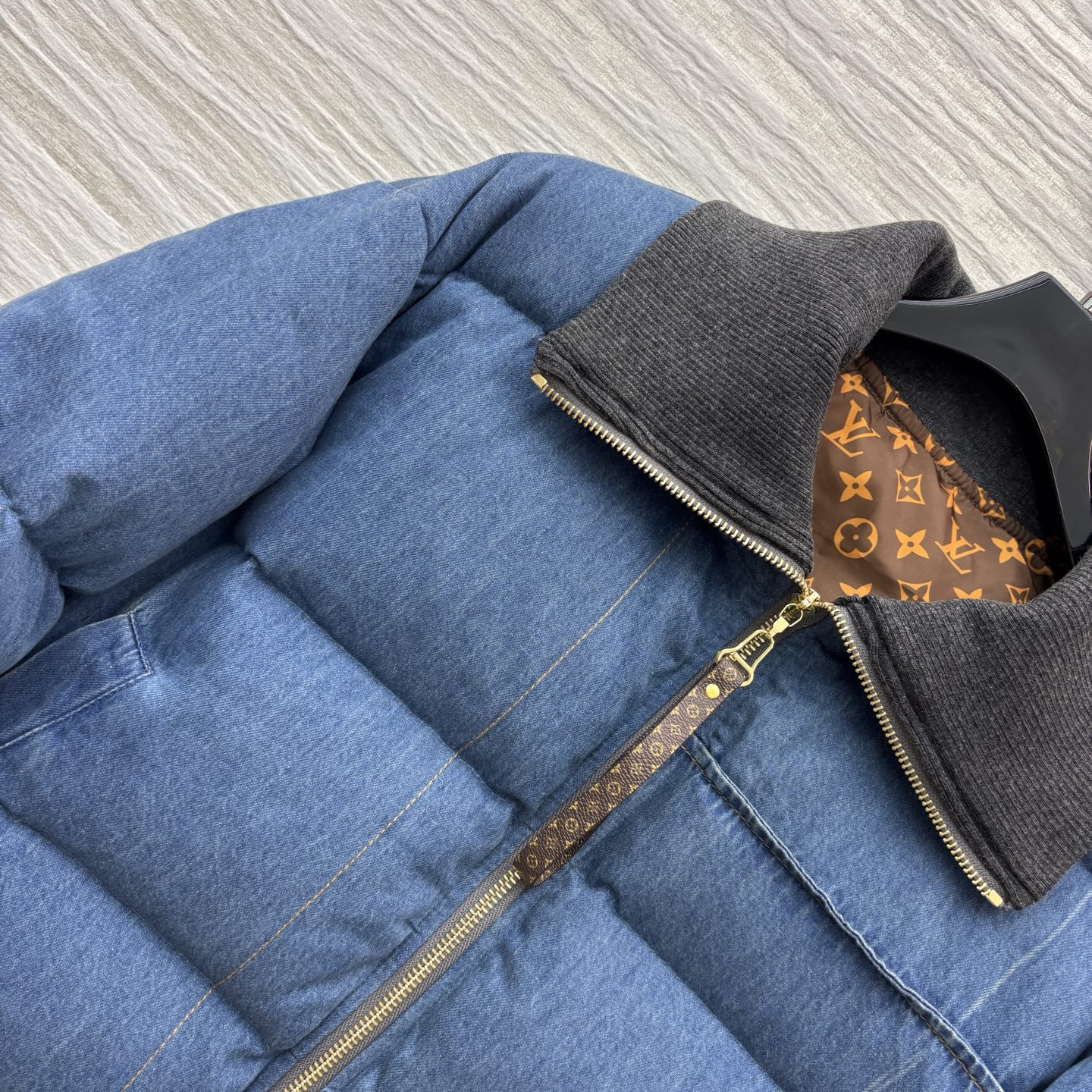 L家 25秋冬新款 翻领牛仔羽绒服 牛仔与羽绒的奇妙碰撞 复古又保暖 轻松拿捏冬日时尚感 宽松H版型藏肉