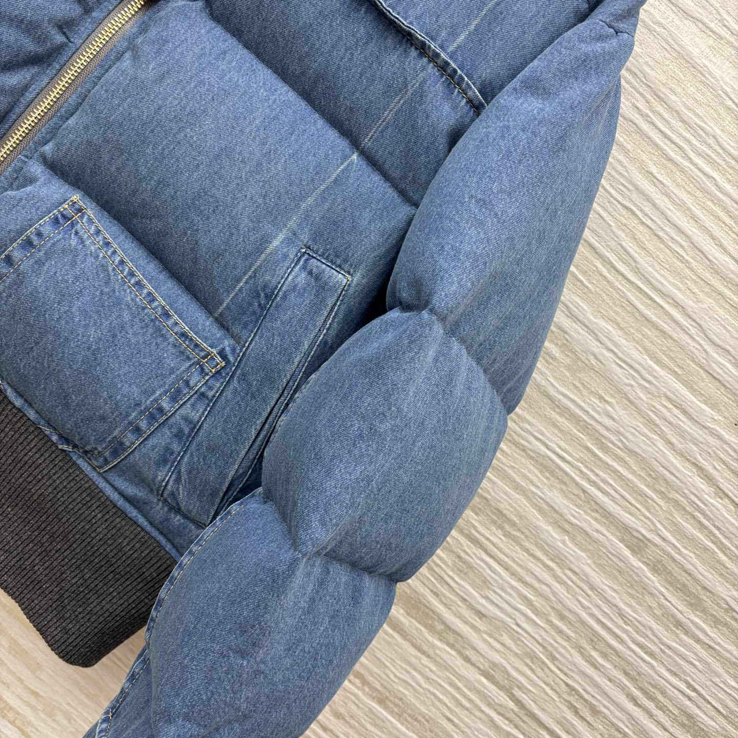 L家 25秋冬新款 翻领牛仔羽绒服 牛仔与羽绒的奇妙碰撞 复古又保暖 轻松拿捏冬日时尚感 宽松H版型藏肉