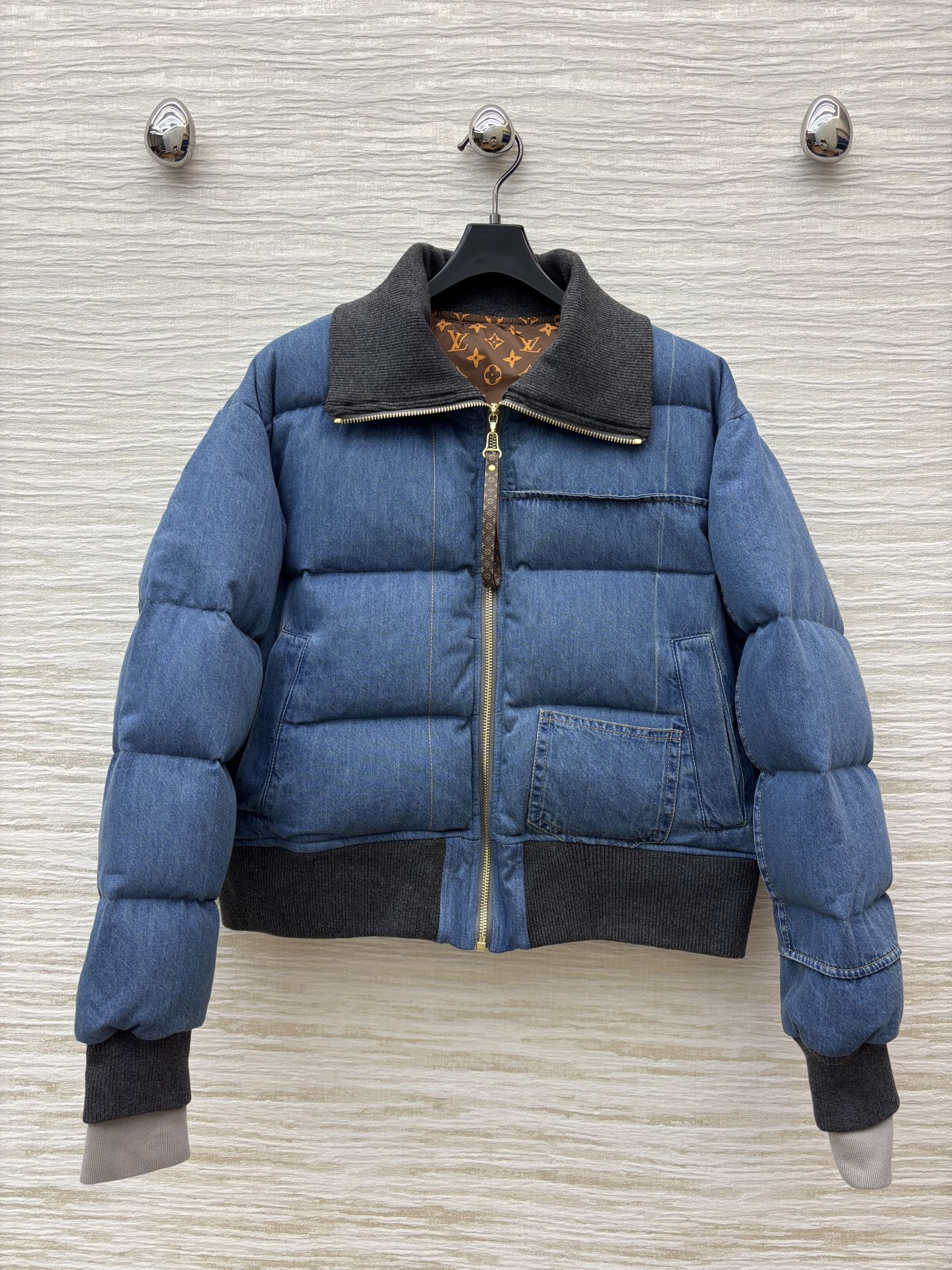 L家 25秋冬新款 翻领牛仔羽绒服 牛仔与羽绒的奇妙碰撞 复古又保暖 轻松拿捏冬日时尚感 宽松H版型藏肉