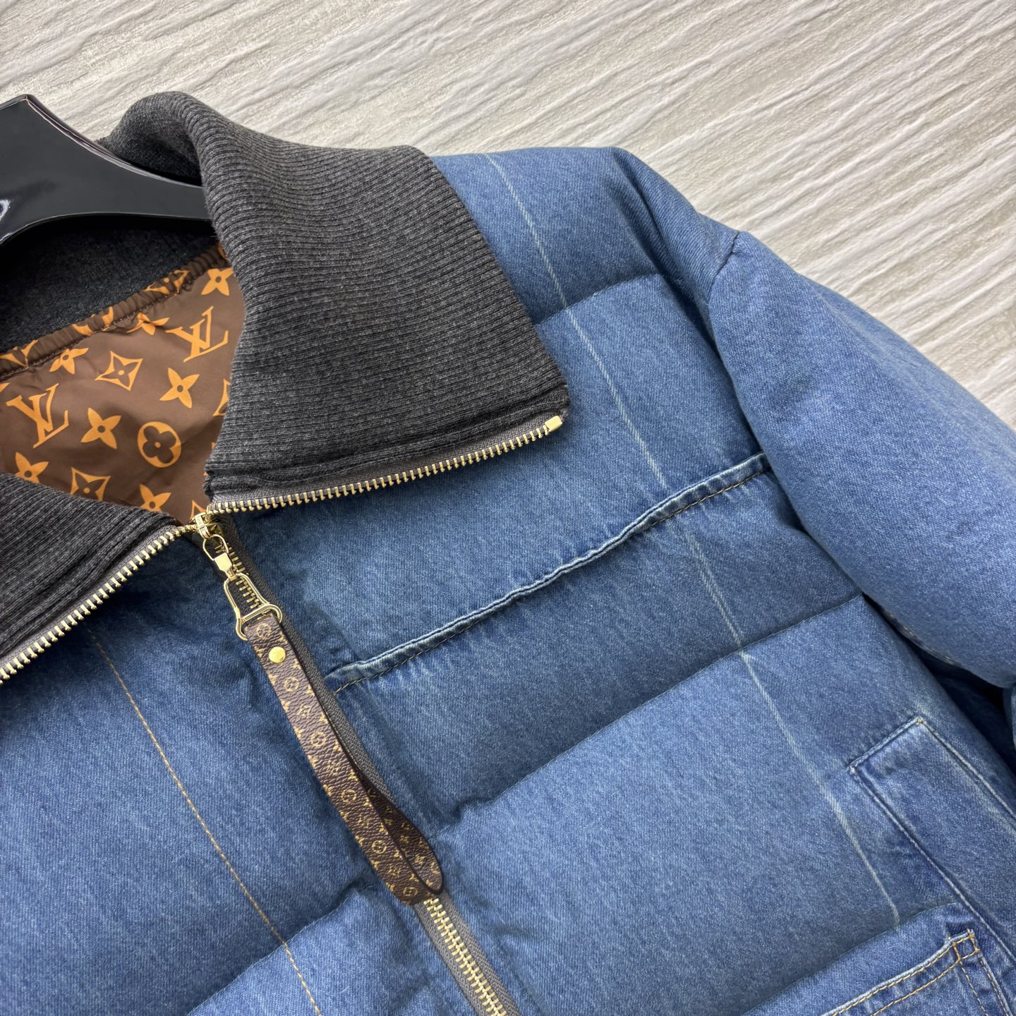 L家 25秋冬新款 翻领牛仔羽绒服 牛仔与羽绒的奇妙碰撞 复古又保暖 轻松拿捏冬日时尚感 宽松H版型藏肉
