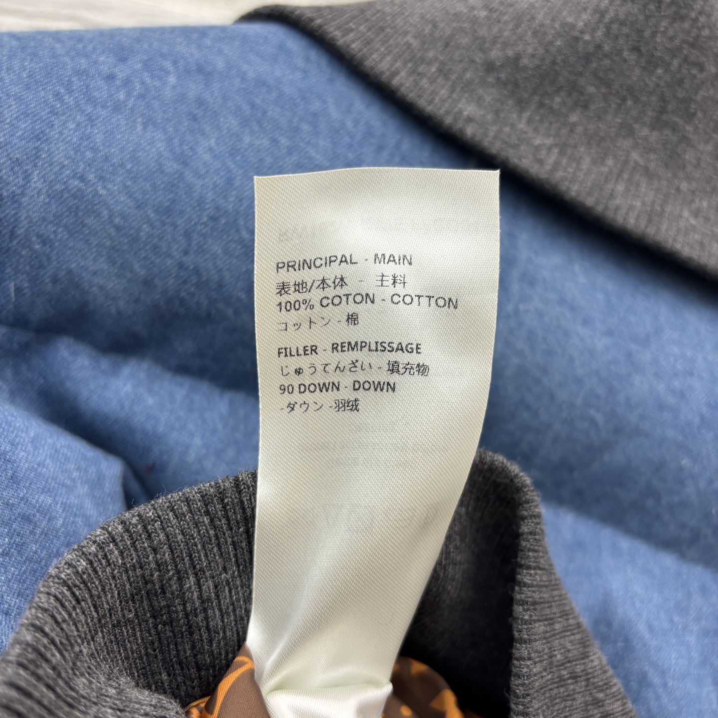 L家 25秋冬新款 翻领牛仔羽绒服 牛仔与羽绒的奇妙碰撞 复古又保暖 轻松拿捏冬日时尚感 宽松H版型藏肉