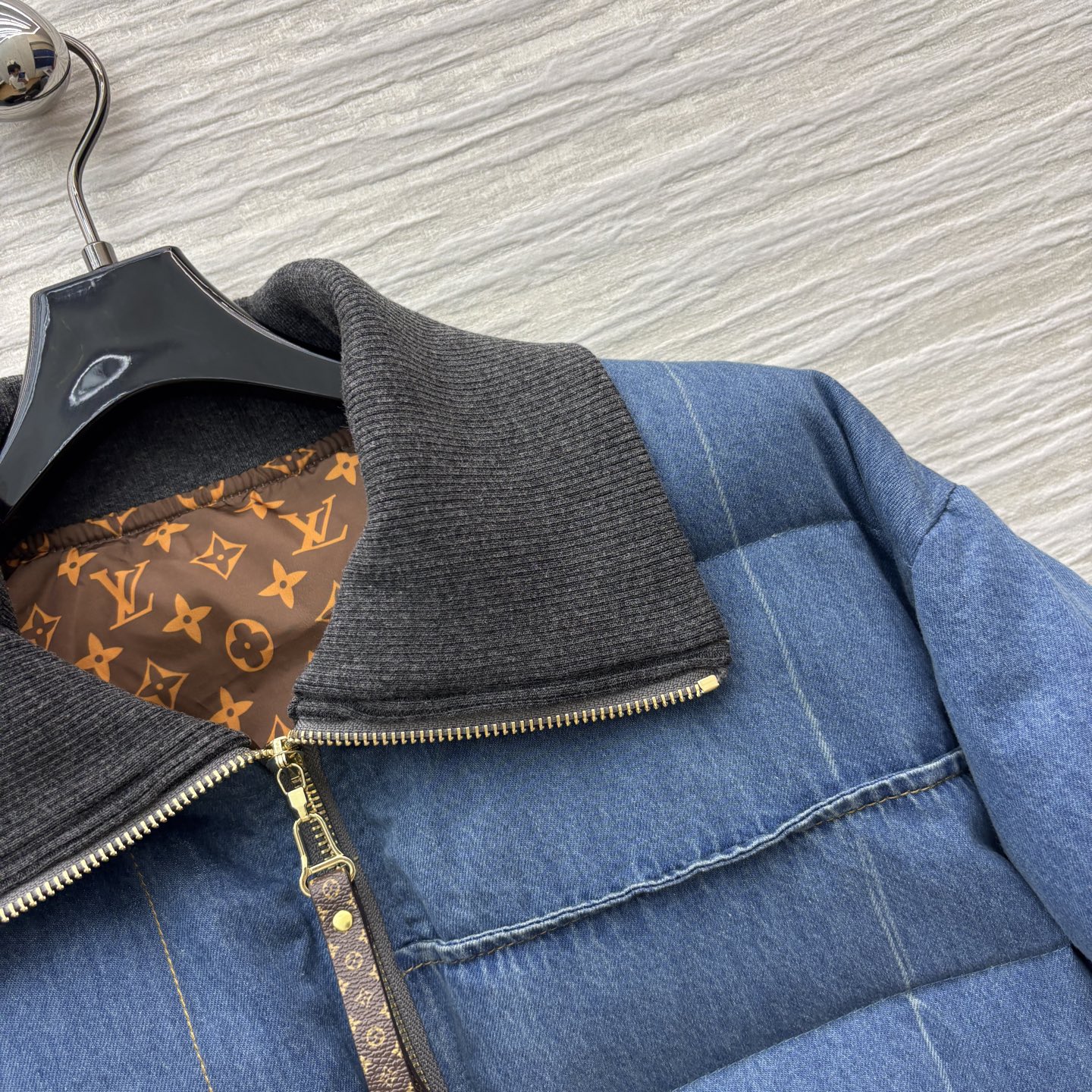 L家 25秋冬新款 翻领牛仔羽绒服 牛仔与羽绒的奇妙碰撞 复古又保暖 轻松拿捏冬日时尚感 宽松H版型藏肉