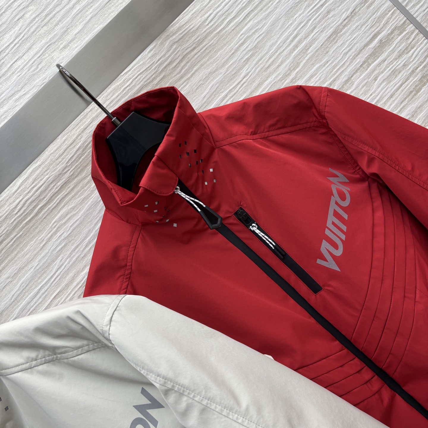 L家 25秋冬新款 户外立领冲锋衣外套 颜值高品质好早秋必备时髦单品 面料是户外三防面料 男女都可 整体