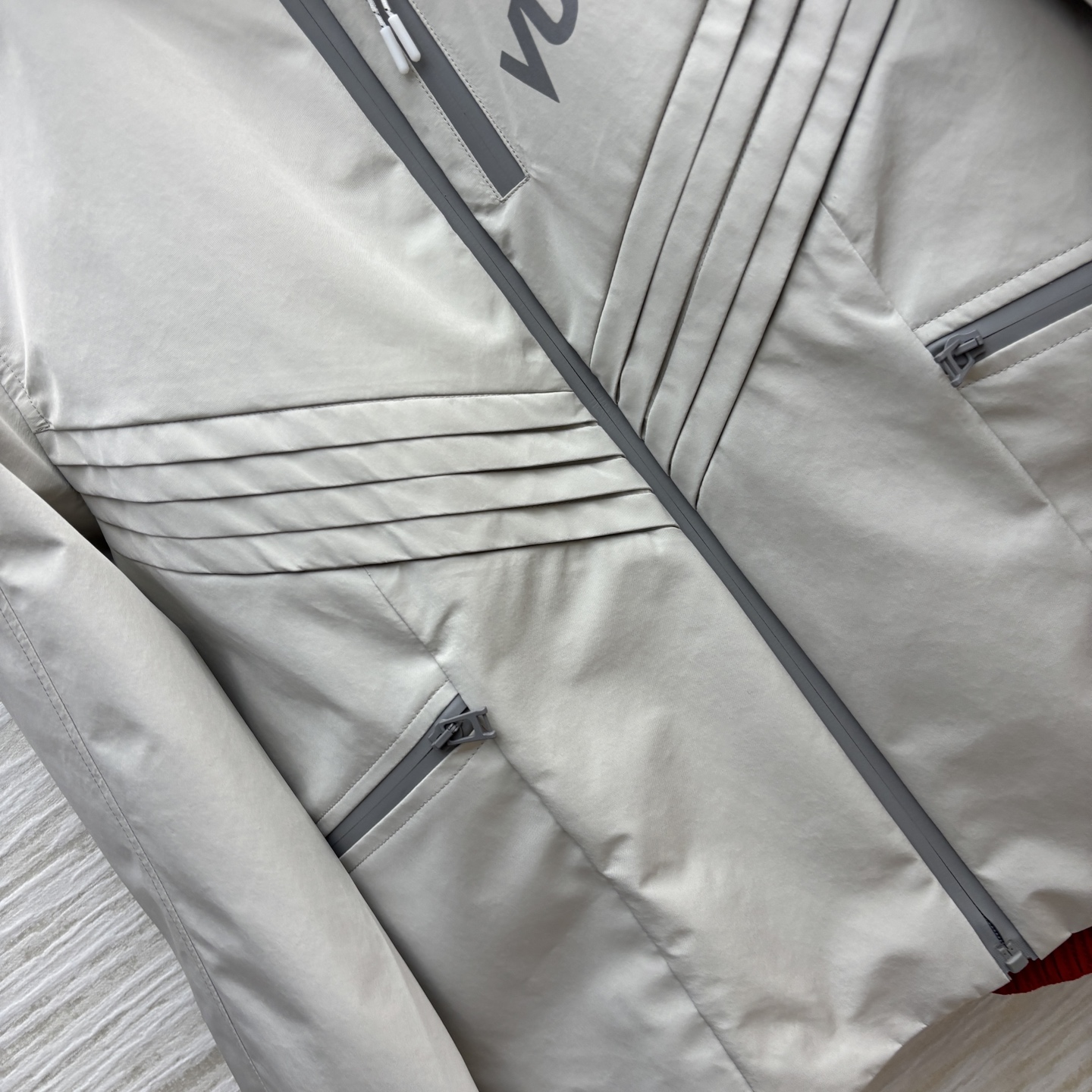 L家 25秋冬新款 户外立领冲锋衣外套 颜值高品质好早秋必备时髦单品 面料是户外三防面料 男女都可 整体