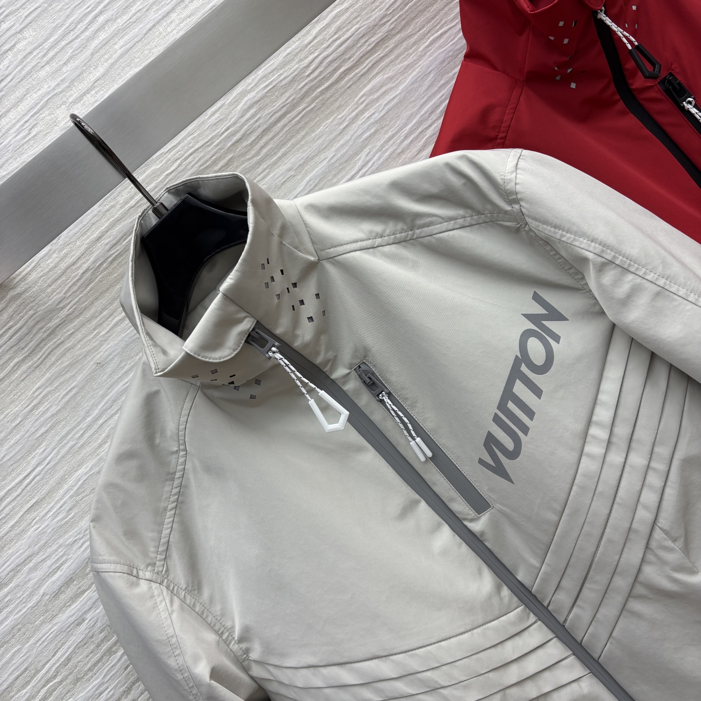 L家 25秋冬新款 户外立领冲锋衣外套 颜值高品质好早秋必备时髦单品 面料是户外三防面料 男女都可 整体