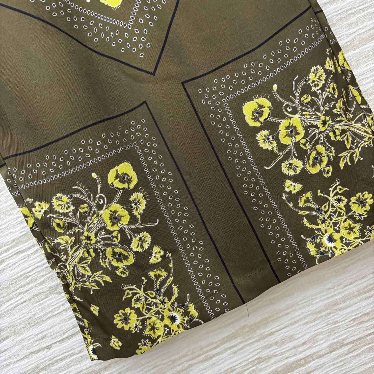 G家 25秋冬新款 复古花纹半身裙 满印复古花纹印花 高腰包臀版型 后面裙摆开叉小设计 上身非常抬气质 