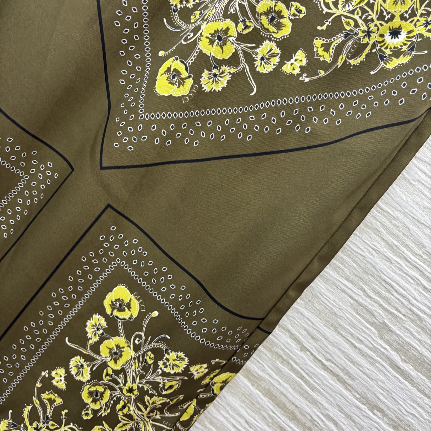 G家 25秋冬新款 复古花纹半身裙 满印复古花纹印花 高腰包臀版型 后面裙摆开叉小设计 上身非常抬气质 