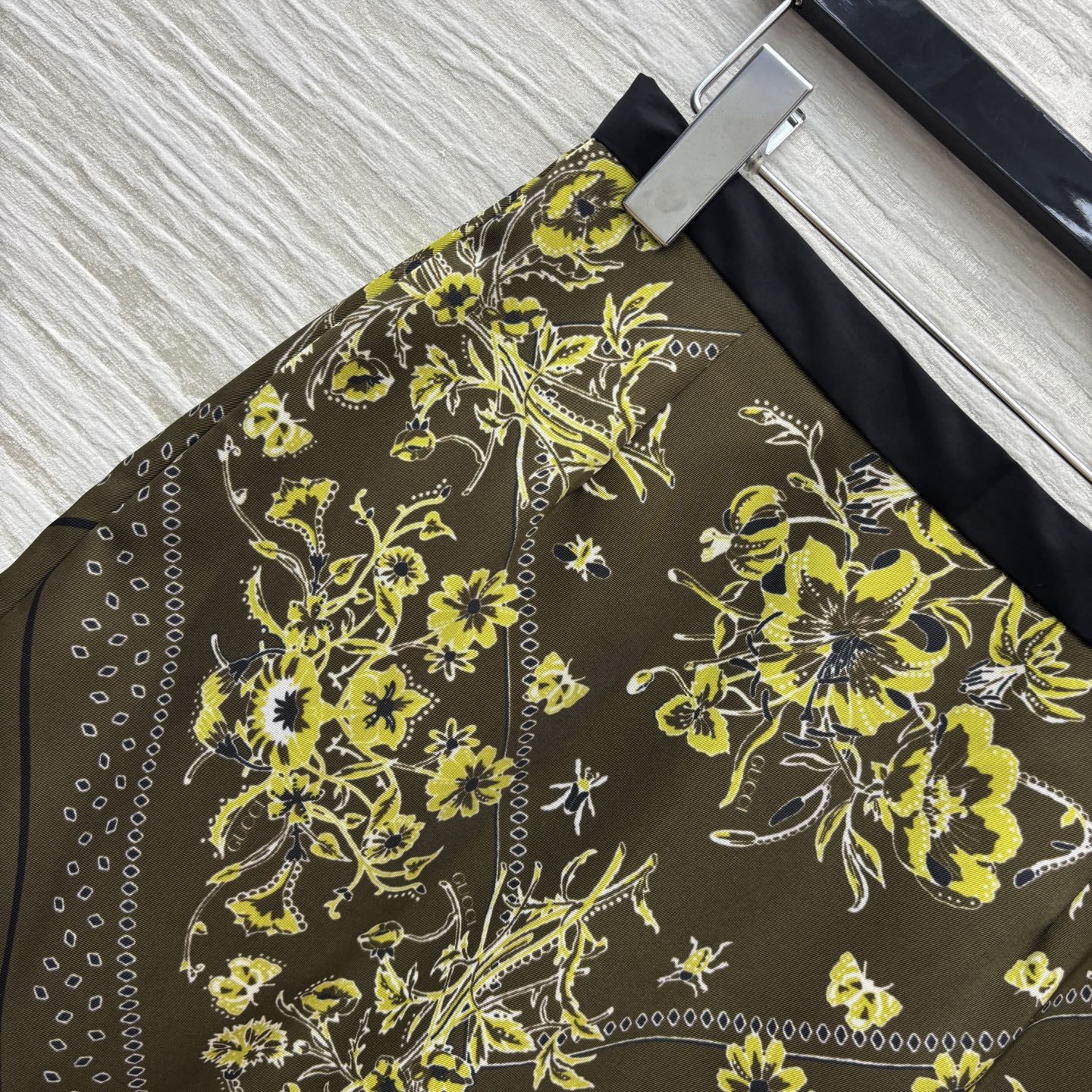 G家 25秋冬新款 复古花纹半身裙 满印复古花纹印花 高腰包臀版型 后面裙摆开叉小设计 上身非常抬气质 