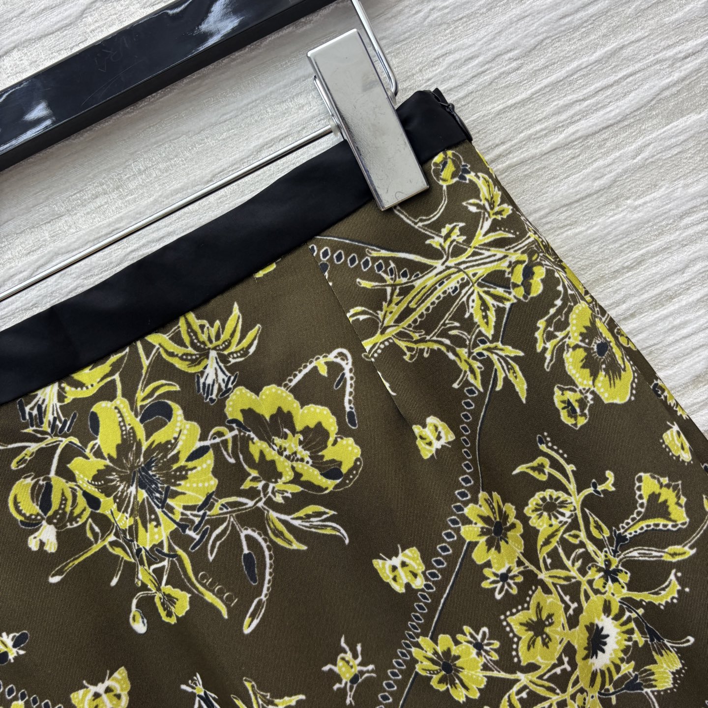 G家 25秋冬新款 复古花纹半身裙 满印复古花纹印花 高腰包臀版型 后面裙摆开叉小设计 上身非常抬气质 