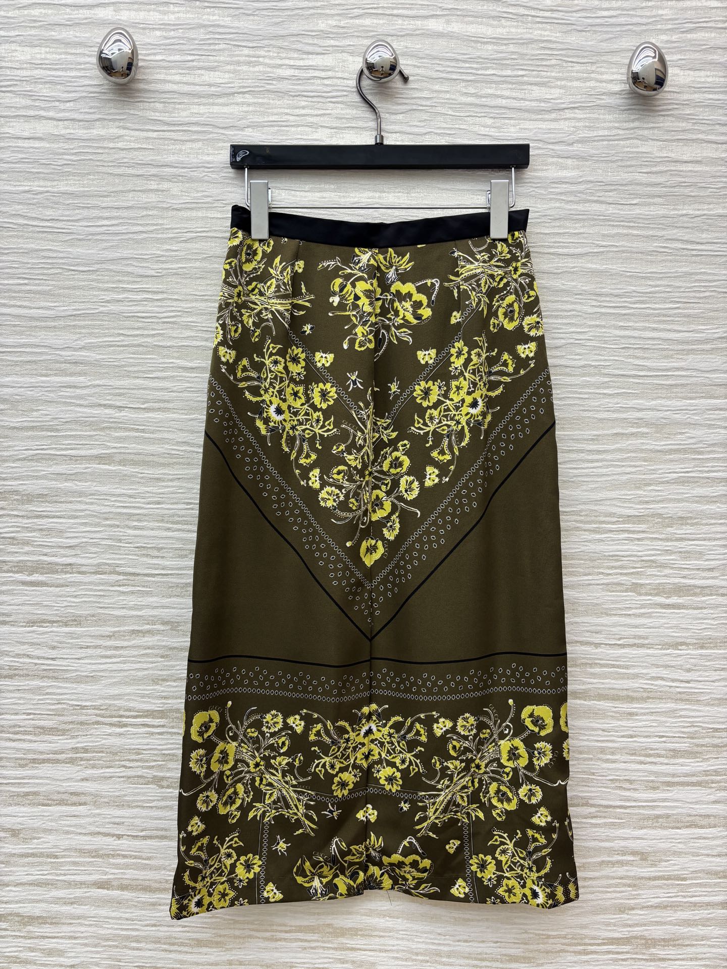 G家 25秋冬新款 复古花纹半身裙 满印复古花纹印花 高腰包臀版型 后面裙摆开叉小设计 上身非常抬气质 