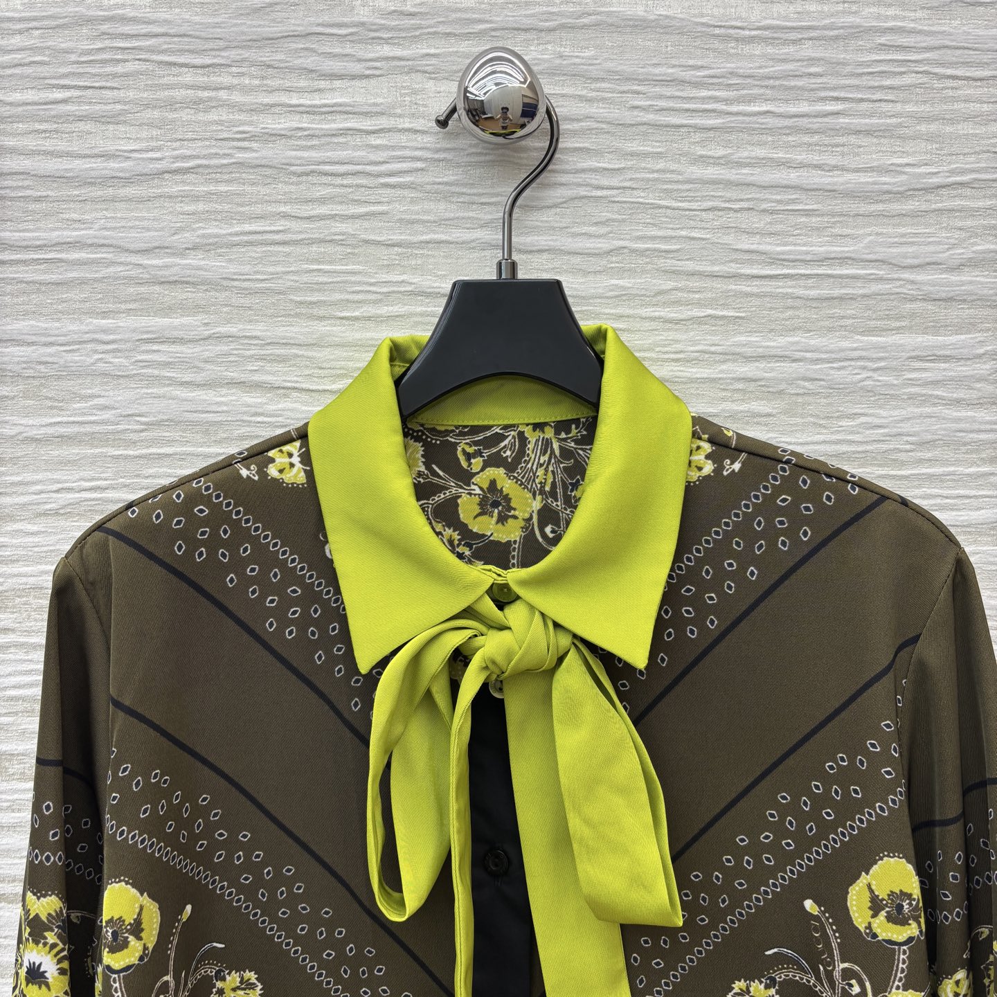 G家 25秋冬新款 复古花纹印花翻领系带衬衫 小翻领撞色+系带装饰 满印复古花纹 宽松基础版型 休闲随性