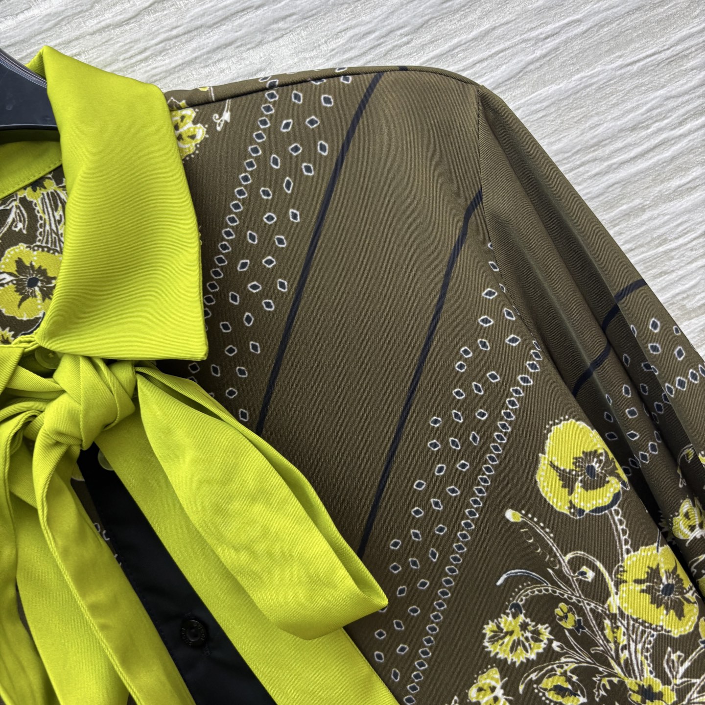 G家 25秋冬新款 复古花纹印花翻领系带衬衫 小翻领撞色+系带装饰 满印复古花纹 宽松基础版型 休闲随性