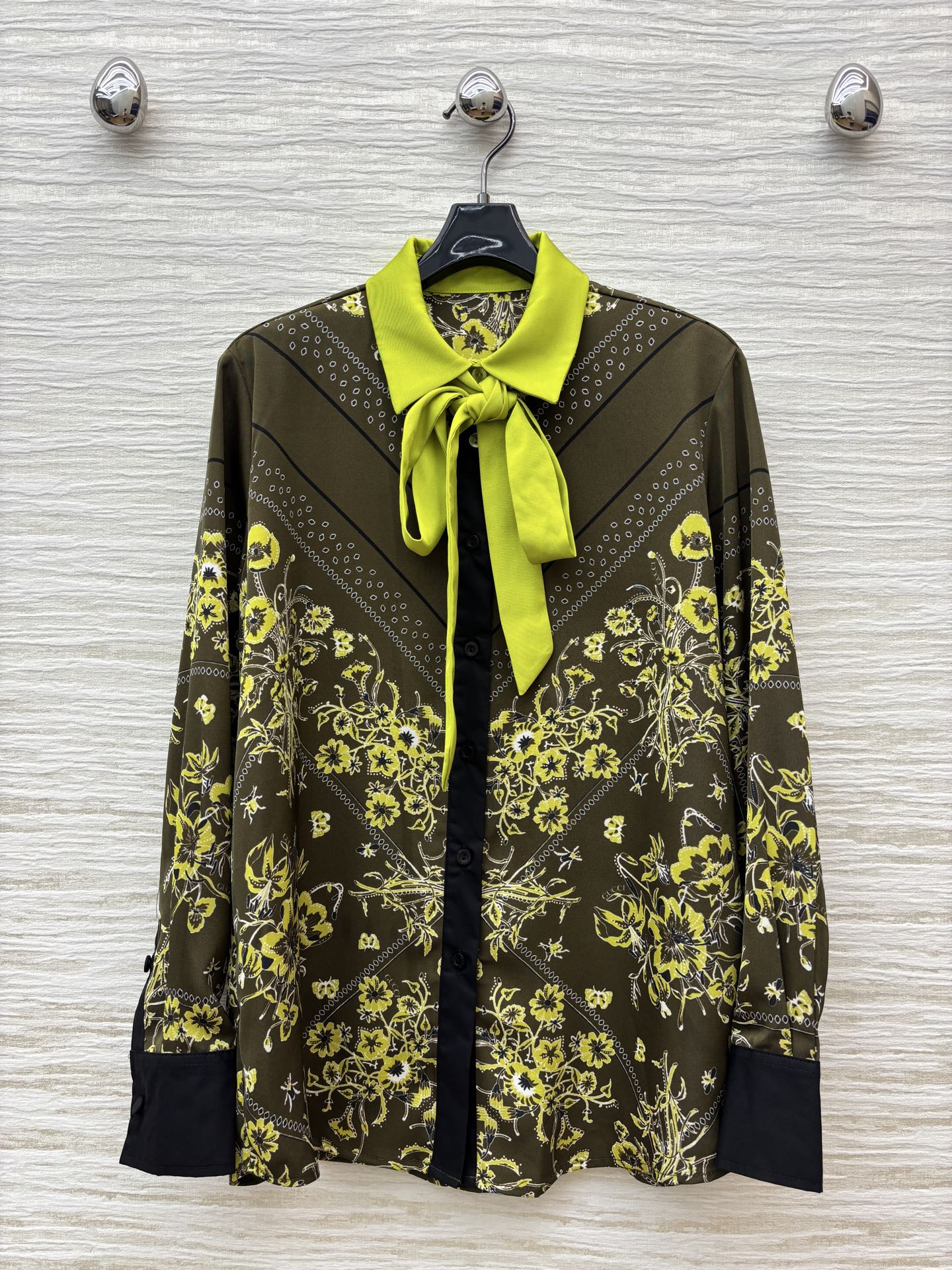 G家 25秋冬新款 复古花纹印花翻领系带衬衫 小翻领撞色+系带装饰 满印复古花纹 宽松基础版型 休闲随性