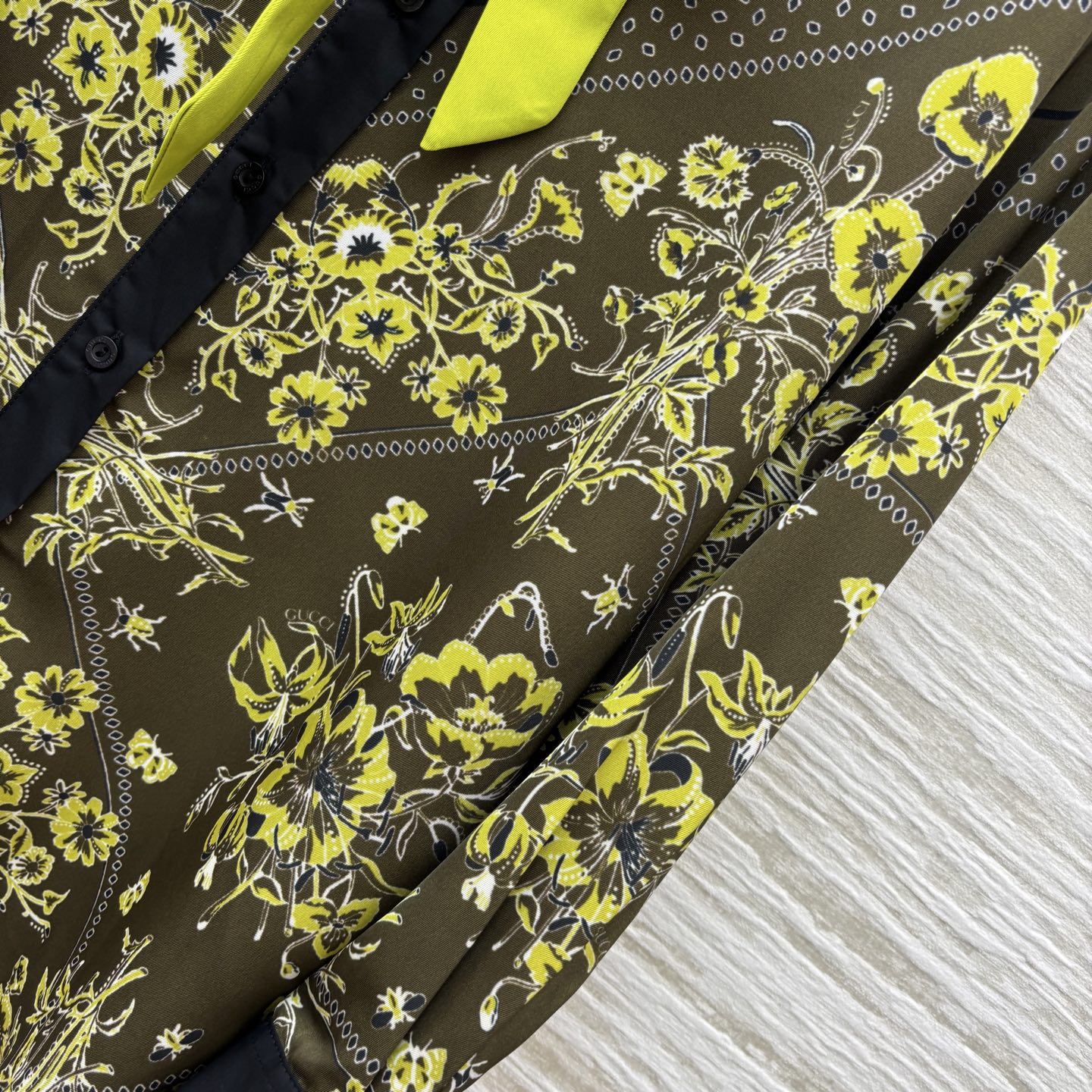 G家 25秋冬新款 复古花纹印花翻领系带衬衫 小翻领撞色+系带装饰 满印复古花纹 宽松基础版型 休闲随性