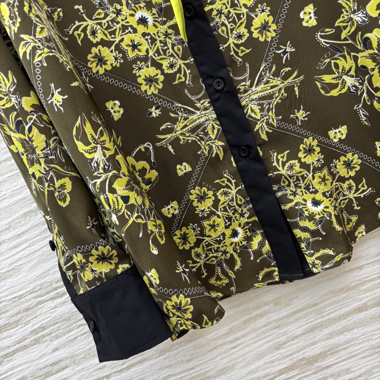 G家 25秋冬新款 复古花纹印花翻领系带衬衫 小翻领撞色+系带装饰 满印复古花纹 宽松基础版型 休闲随性