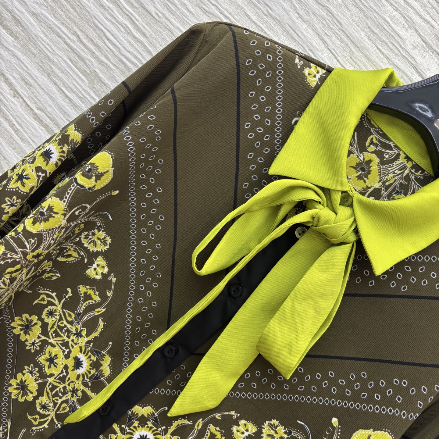 G家 25秋冬新款 复古花纹印花翻领系带衬衫 小翻领撞色+系带装饰 满印复古花纹 宽松基础版型 休闲随性