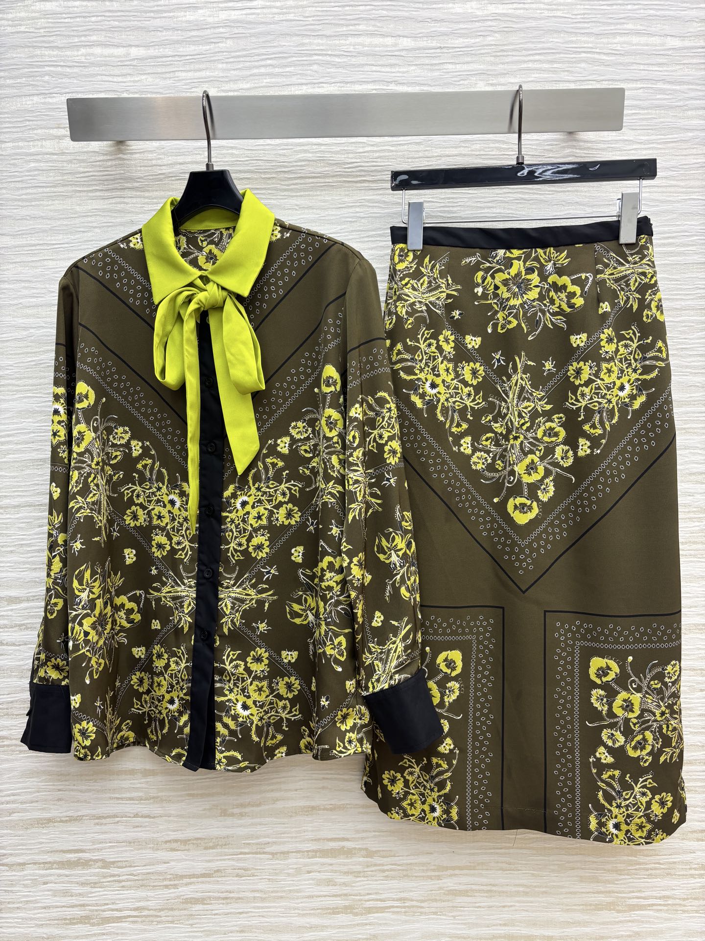 G家 25秋冬新款 复古花纹印花翻领系带衬衫 小翻领撞色+系带装饰 满印复古花纹 宽松基础版型 休闲随性