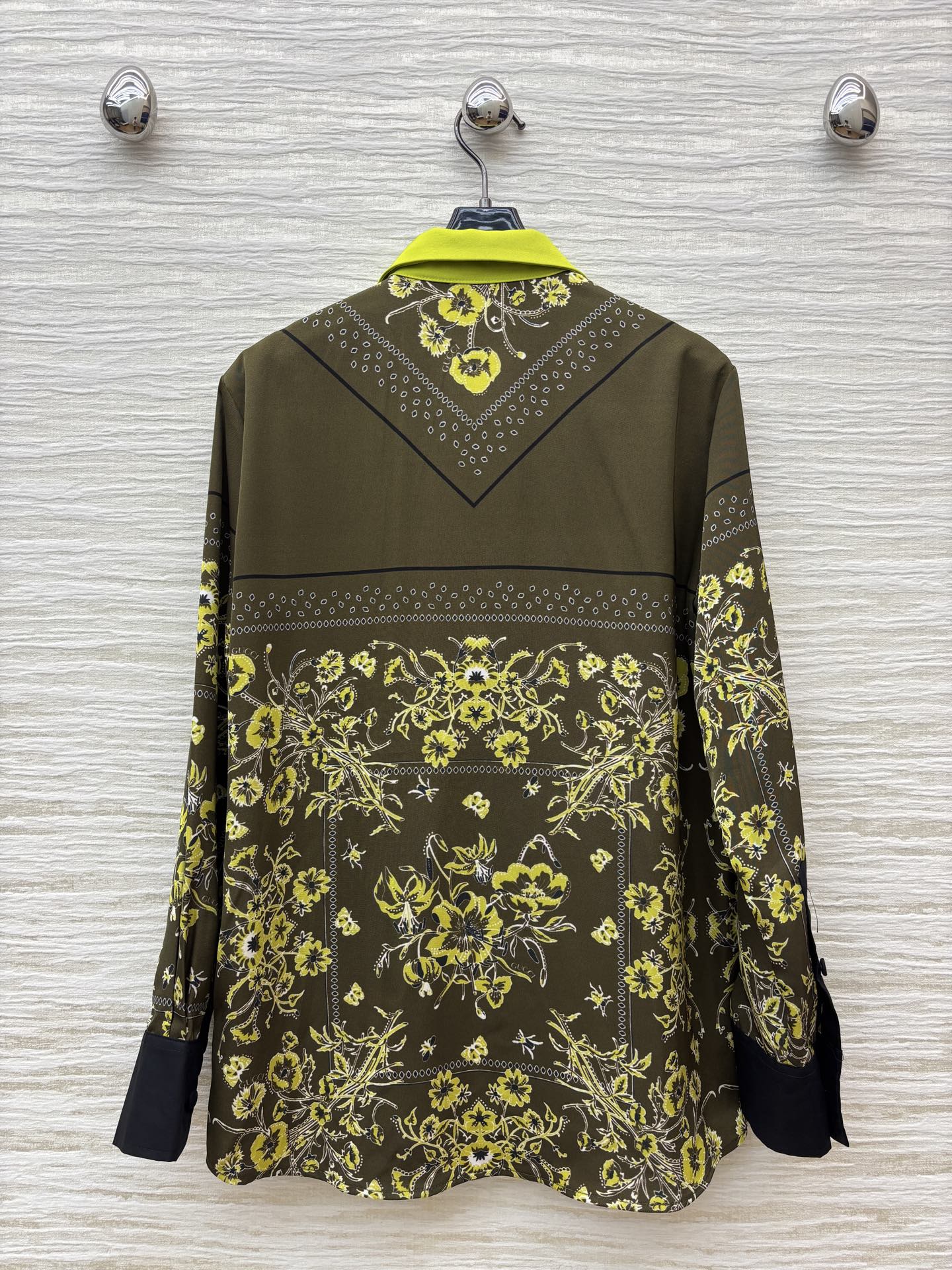 G家 25秋冬新款 复古花纹印花翻领系带衬衫 小翻领撞色+系带装饰 满印复古花纹 宽松基础版型 休闲随性