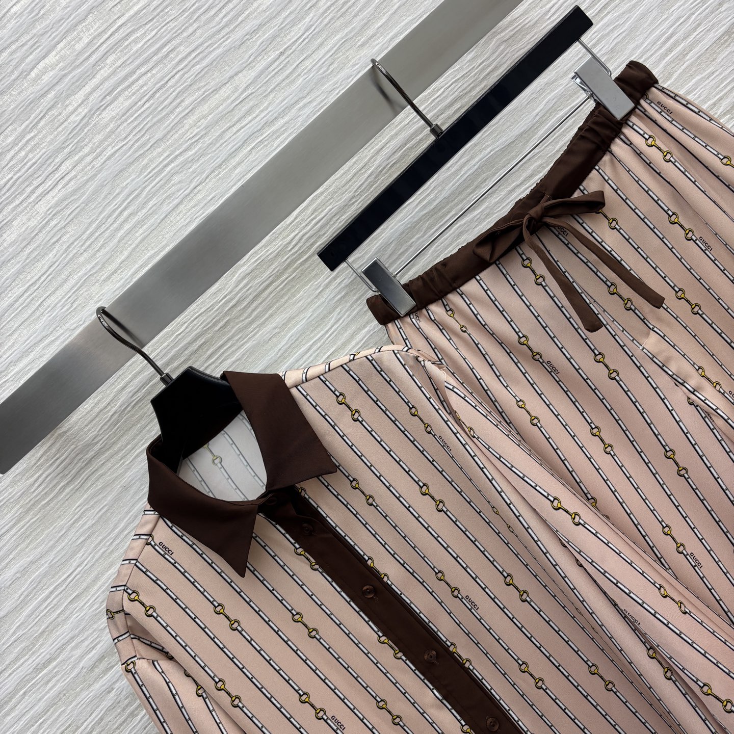 G家 25秋冬新款 条纹logo休闲套装 翻领衬衫+高腰休闲裤 小翻领宽松版型 很有垂感 不会软塌无型 