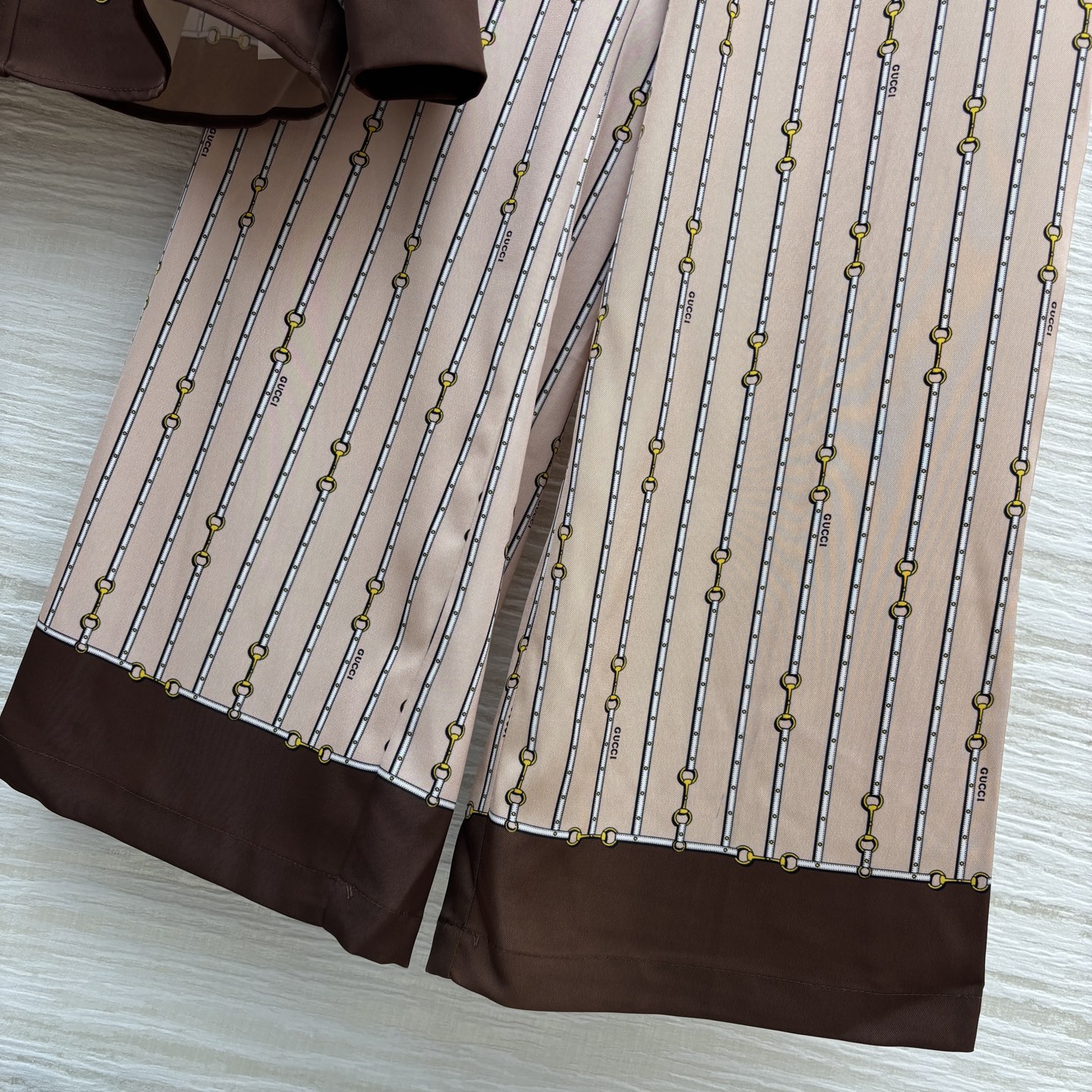 G家 25秋冬新款 条纹logo休闲套装 翻领衬衫+高腰休闲裤 小翻领宽松版型 很有垂感 不会软塌无型 