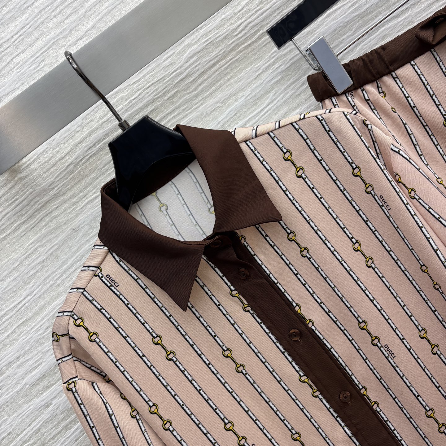 G家 25秋冬新款 条纹logo休闲套装 翻领衬衫+高腰休闲裤 小翻领宽松版型 很有垂感 不会软塌无型 