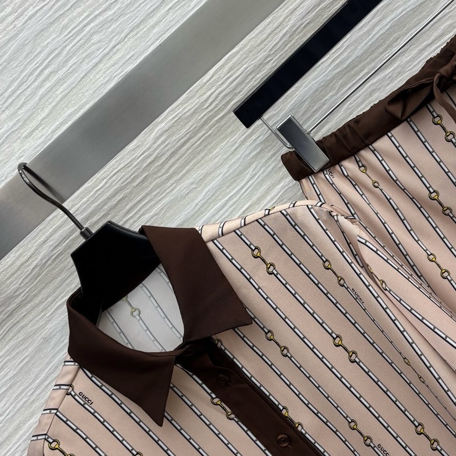 G家 25秋冬新款 条纹logo休闲套装 翻领衬衫+高腰休闲裤 小翻领宽松版型 很有垂感 不会软塌无型 