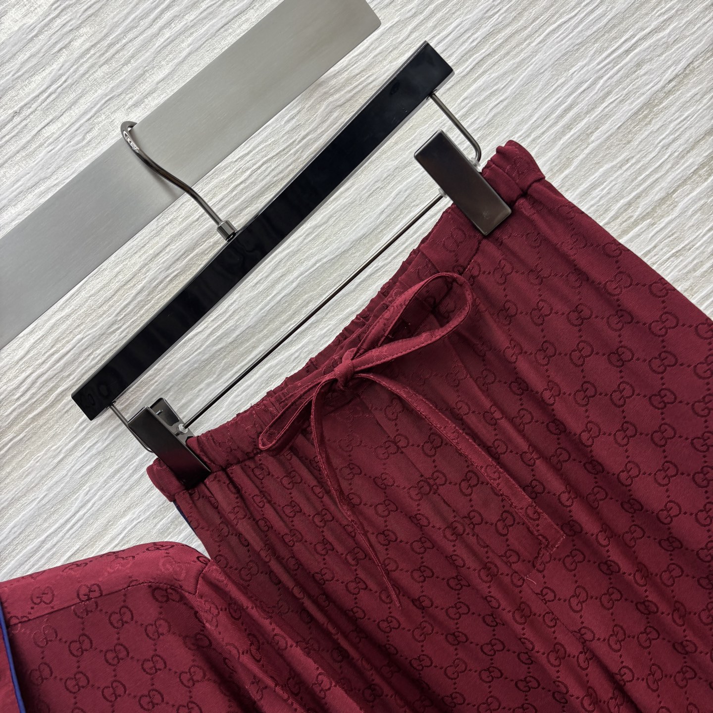 G家 25秋冬新款 红色双G休闲套装 翻领收腰短衬衣+高腰休闲裤 经典的GG提花面料 耐看永不过时 面料