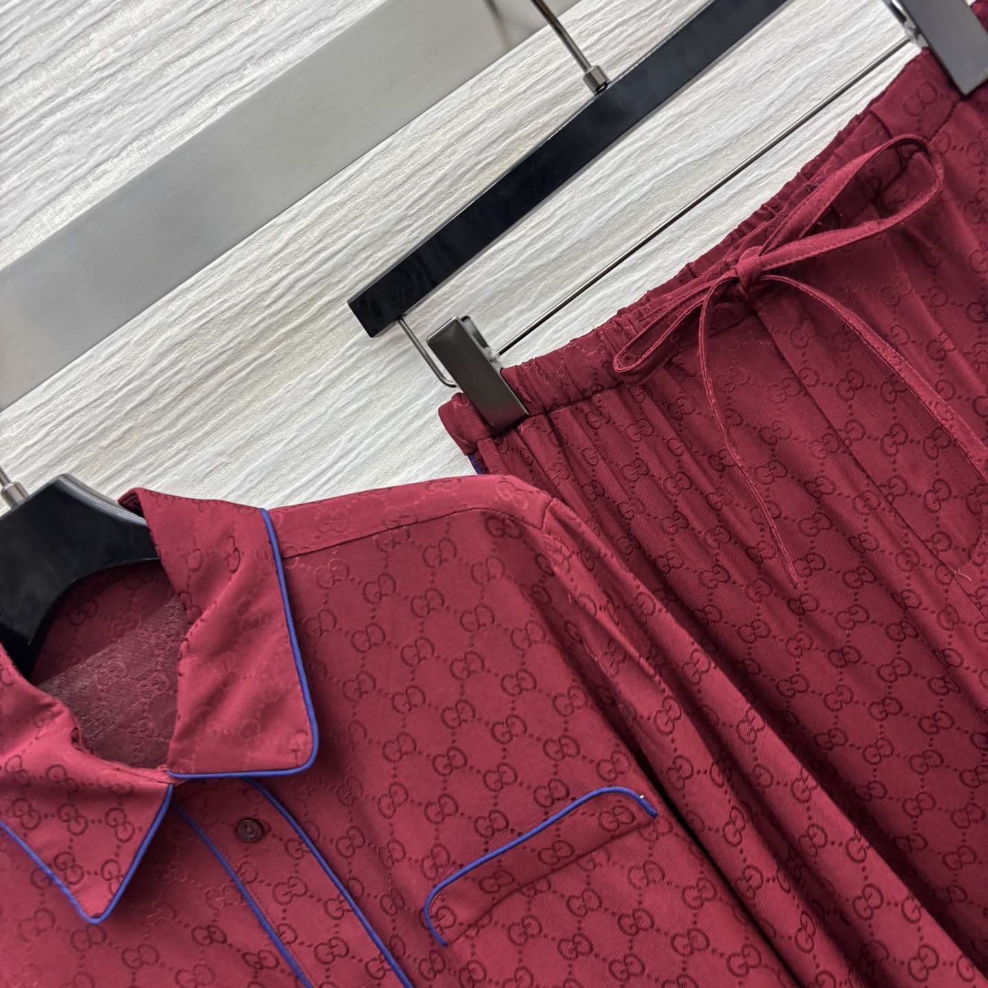 G家 25秋冬新款 红色双G休闲套装 翻领收腰短衬衣+高腰休闲裤 经典的GG提花面料 耐看永不过时 面料