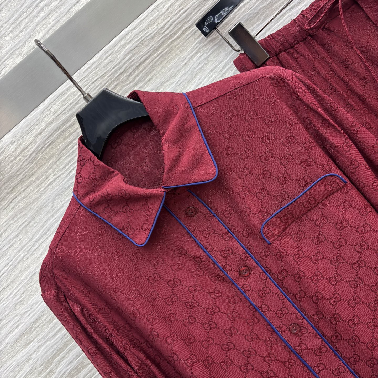 G家 25秋冬新款 红色双G休闲套装 翻领收腰短衬衣+高腰休闲裤 经典的GG提花面料 耐看永不过时 面料