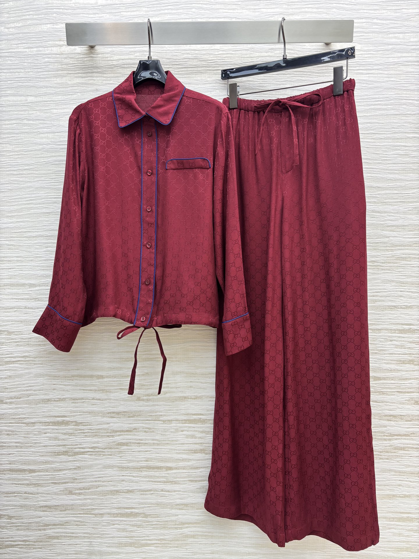G家 25秋冬新款 红色双G休闲套装 翻领收腰短衬衣+高腰休闲裤 经典的GG提花面料 耐看永不过时 面料