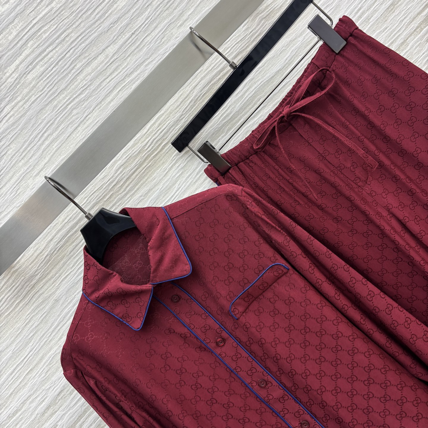 G家 25秋冬新款 红色双G休闲套装 翻领收腰短衬衣+高腰休闲裤 经典的GG提花面料 耐看永不过时 面料