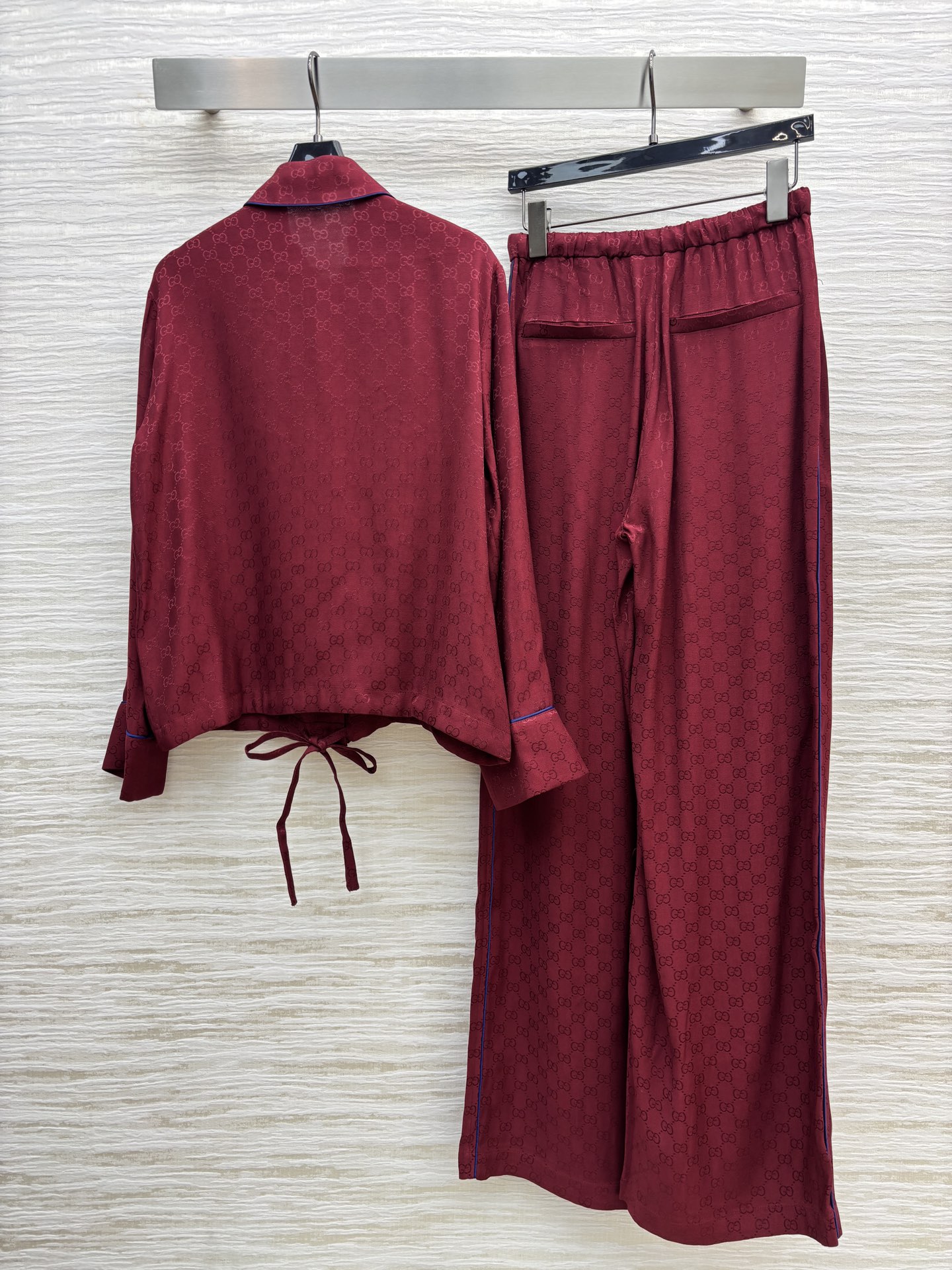 G家 25秋冬新款 红色双G休闲套装 翻领收腰短衬衣+高腰休闲裤 经典的GG提花面料 耐看永不过时 面料