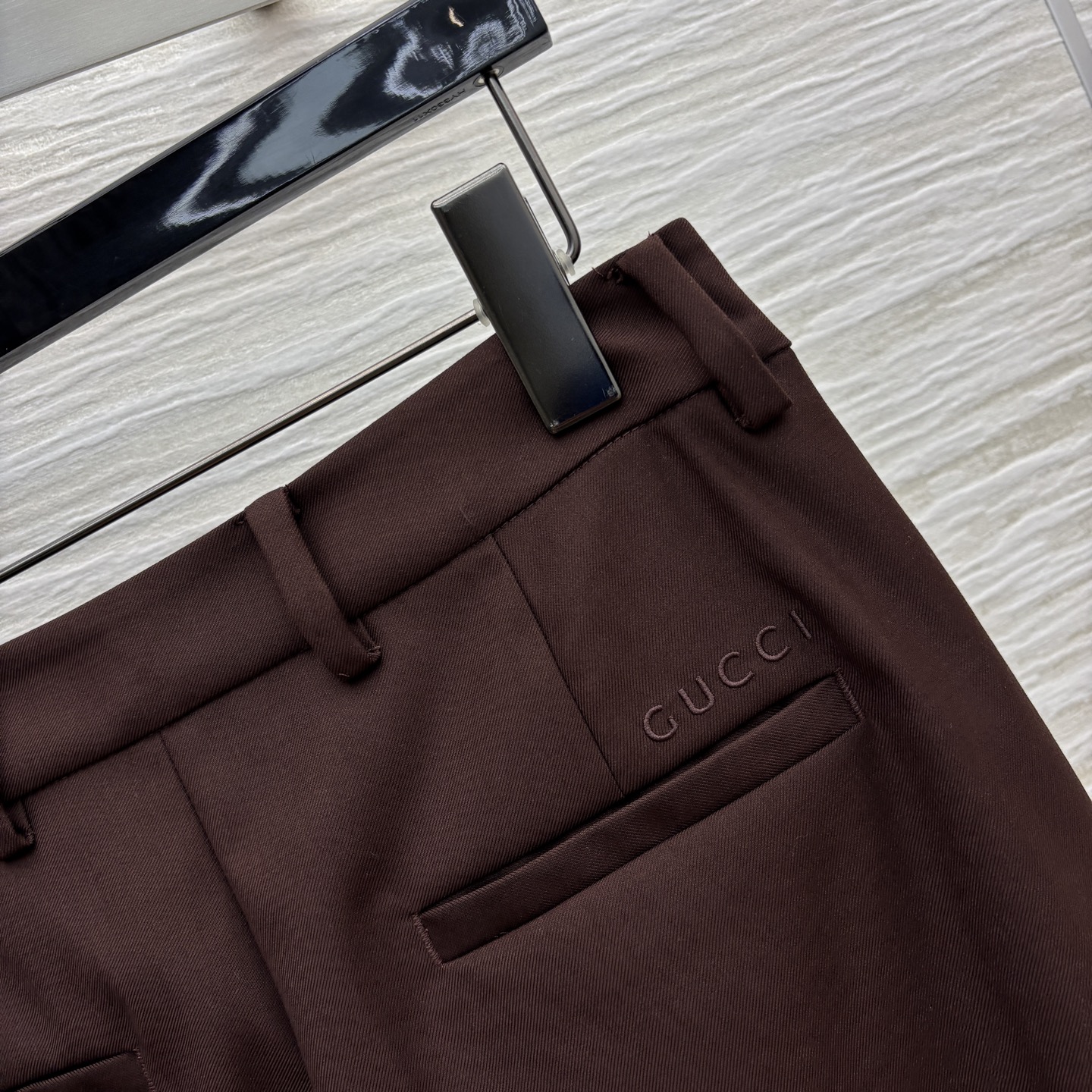 G家 25秋冬新款 深棕色直筒西装裤➕深棕色西装外套 立体廓形剪裁设计 简约又吸睛 纽扣开合 配勾扣 裤