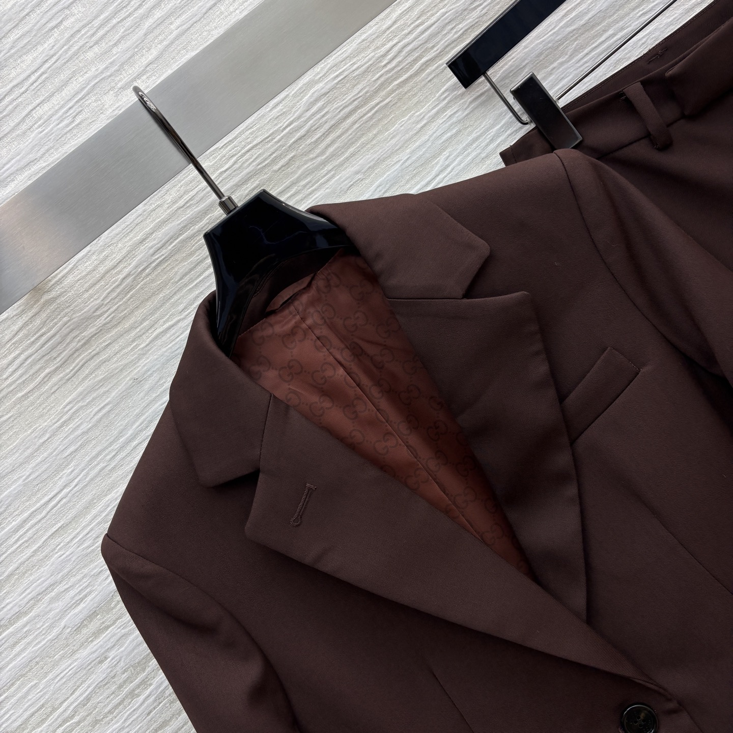 G家 25秋冬新款 深棕色直筒西装裤➕深棕色西装外套 立体廓形剪裁设计 简约又吸睛 纽扣开合 配勾扣 裤