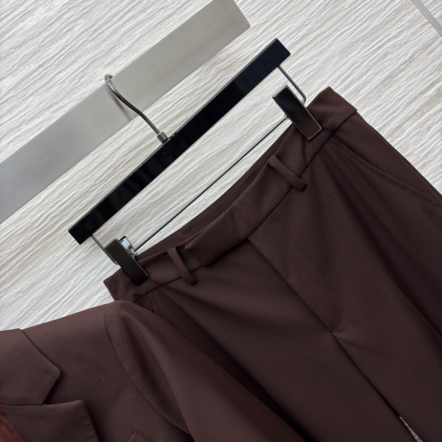 G家 25秋冬新款 深棕色直筒西装裤➕深棕色西装外套 立体廓形剪裁设计 简约又吸睛 纽扣开合 配勾扣 裤