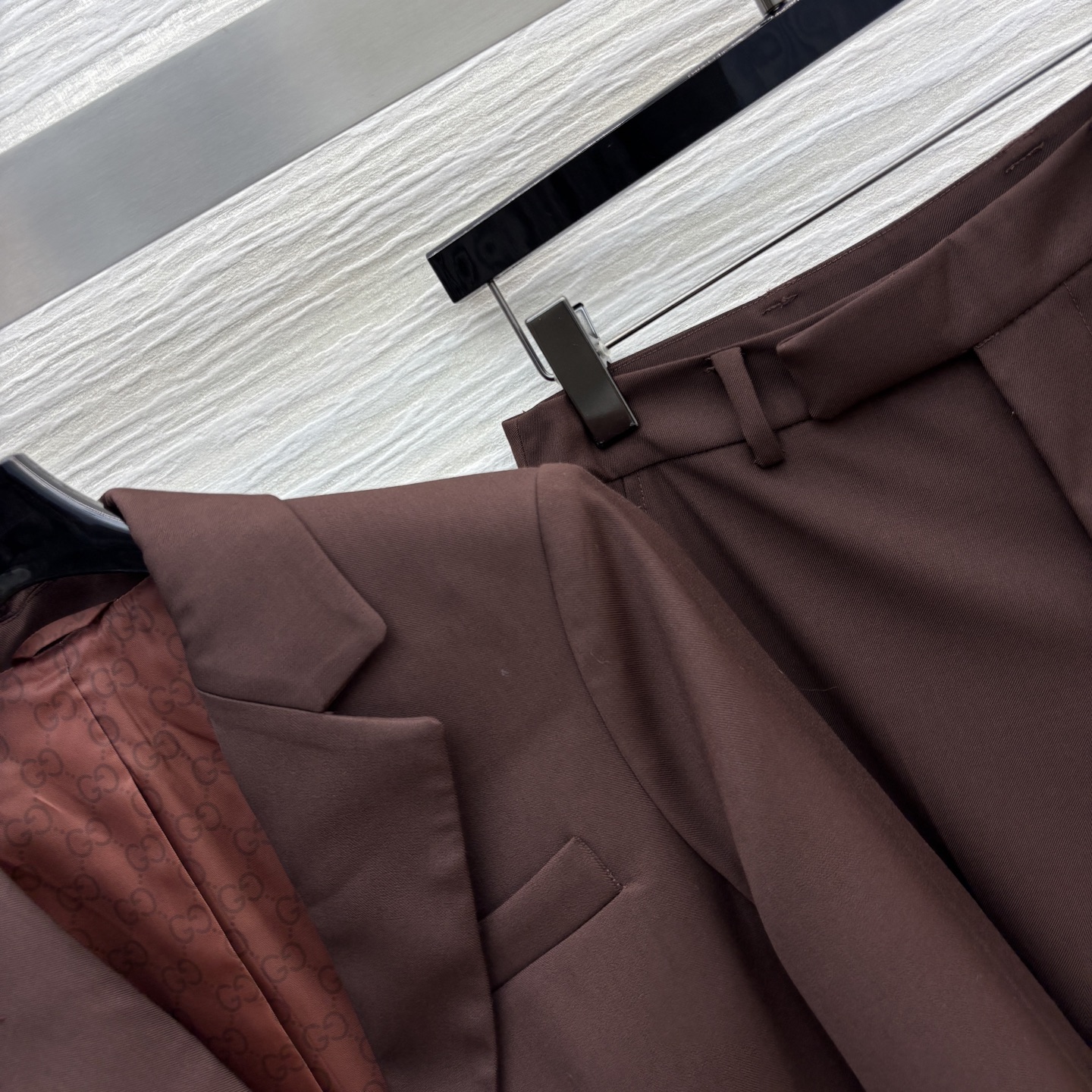 G家 25秋冬新款 深棕色直筒西装裤➕深棕色西装外套 立体廓形剪裁设计 简约又吸睛 纽扣开合 配勾扣 裤